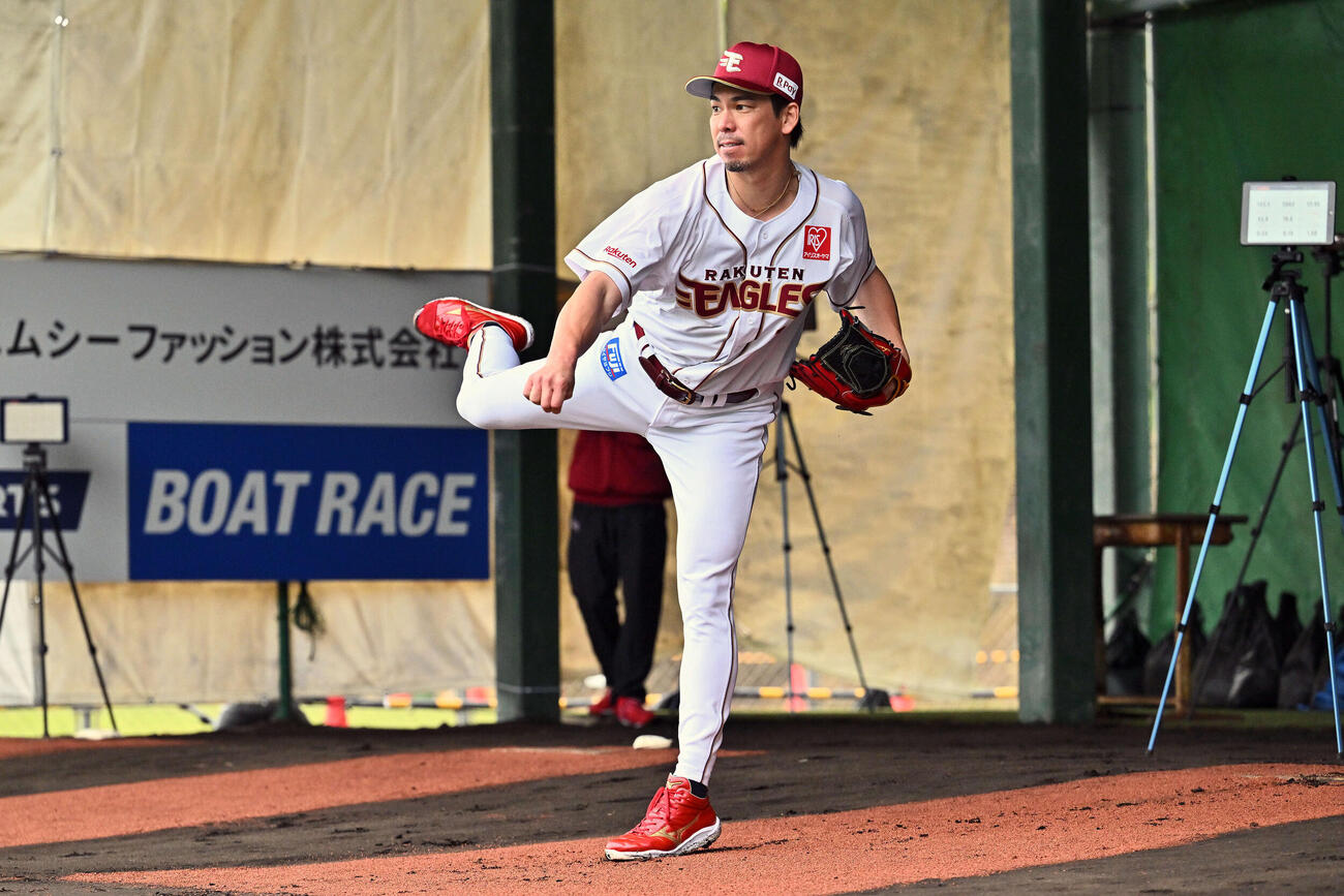 ブルペンで投球練習をする楽天前田健（撮影・滝沢徹郎）