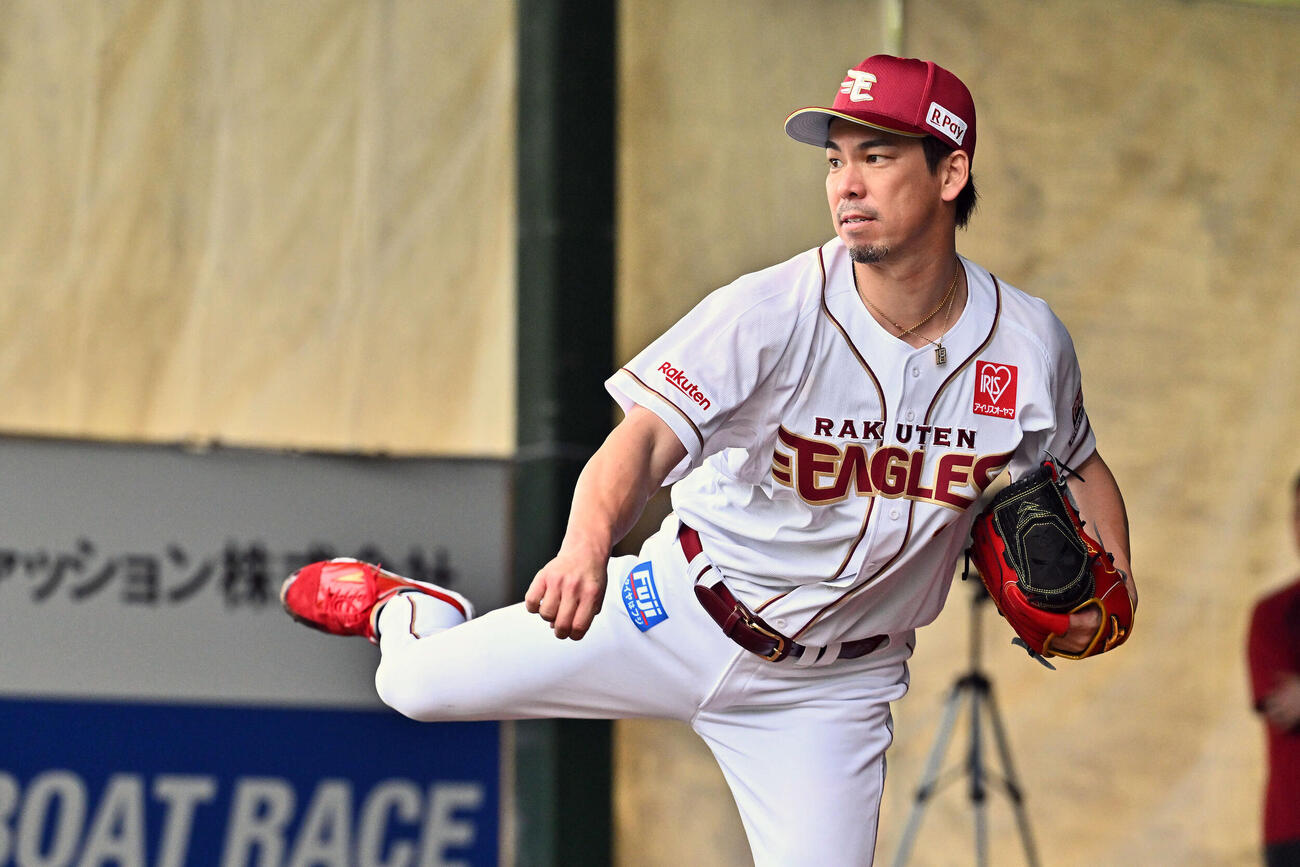 ブルペンで投球練習をする楽天前田健（撮影・滝沢徹郎）