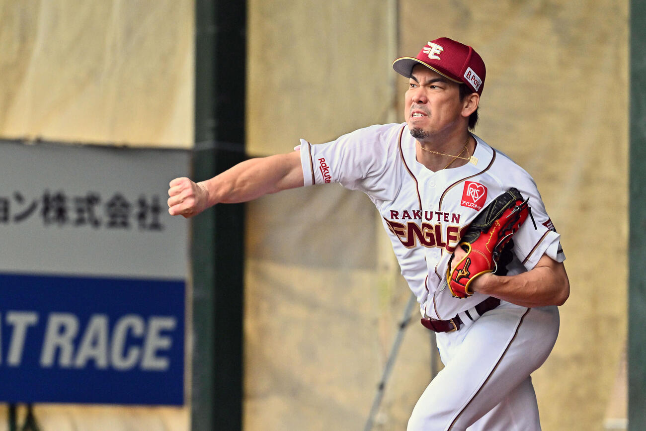 ブルペンで投球練習をする楽天前田健（撮影・滝沢徹郎）