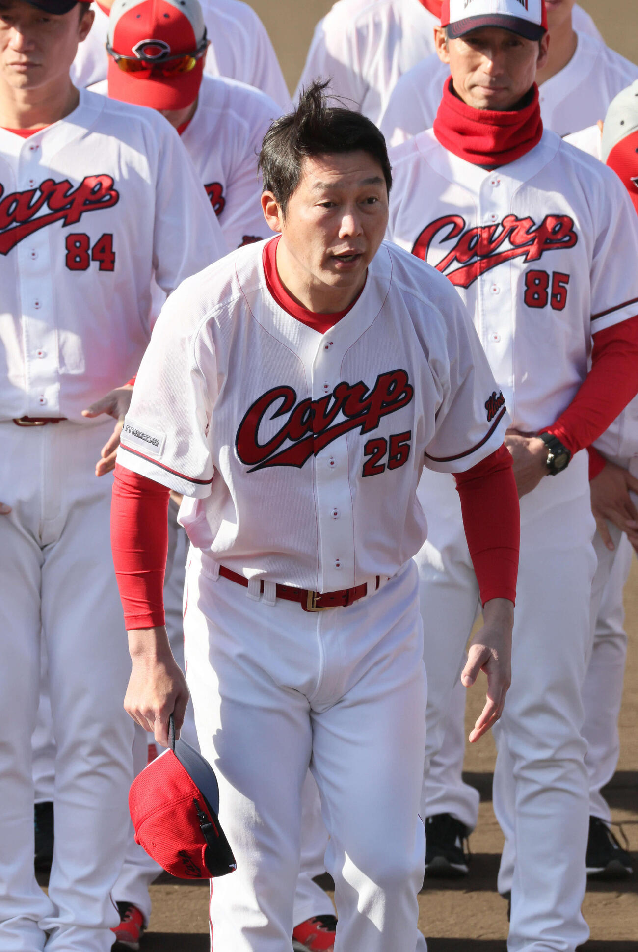 日南キャンプの歓迎式でキャンプ協力会関係者らに頭を下げる広島新井監督（撮影・加藤孝規）
