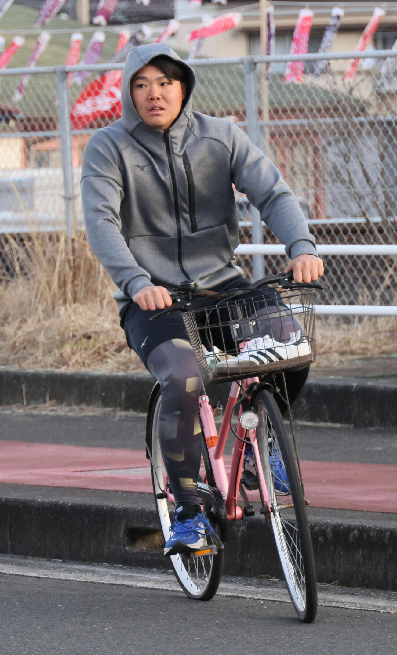 「自転車通勤」する広島高（撮影・加藤孝規）