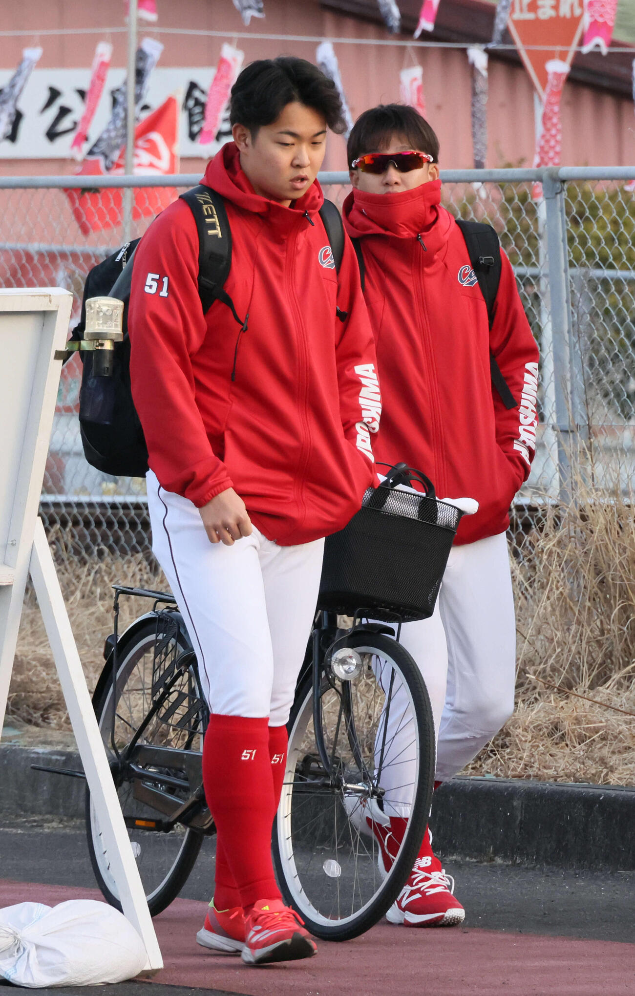 「自転車通勤」する広島小園（右）と徒歩のドラフト1位平川（撮影・加藤孝規）