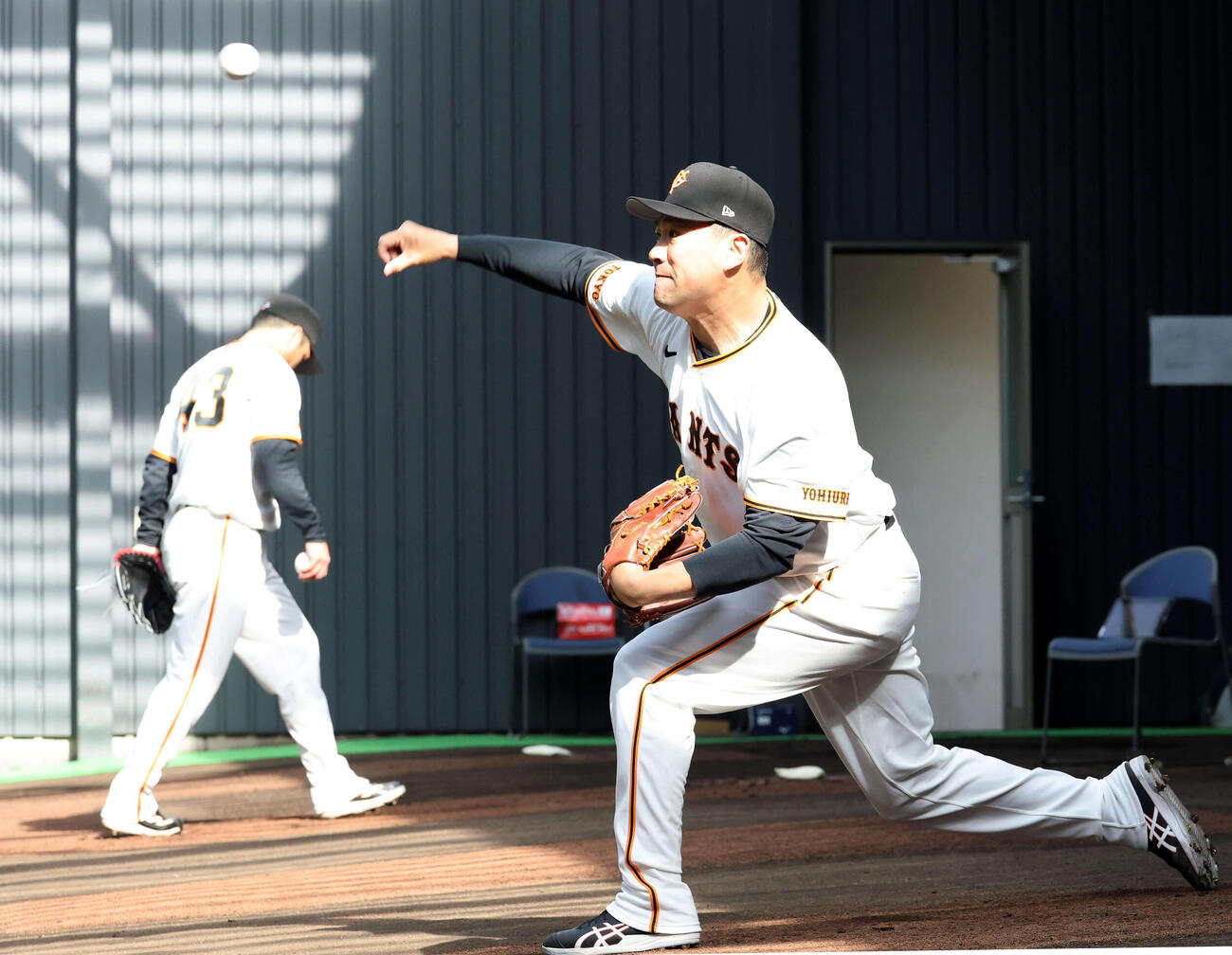 巨人則本（左）と並んで投球する田中将（撮影・浅見桂子）