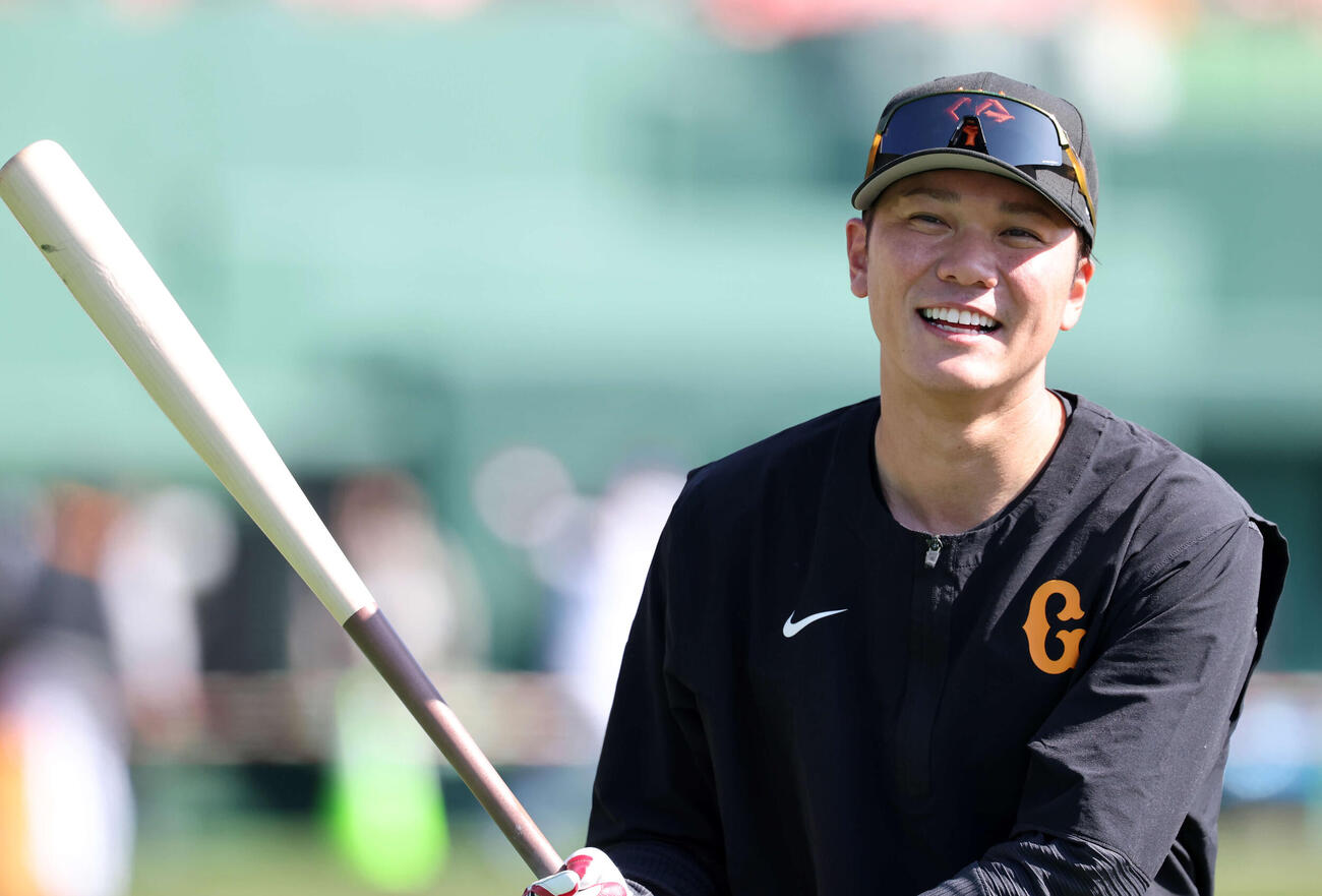 ロングティー打撃中、笑顔の巨人坂本勇（撮影・浅見桂子）