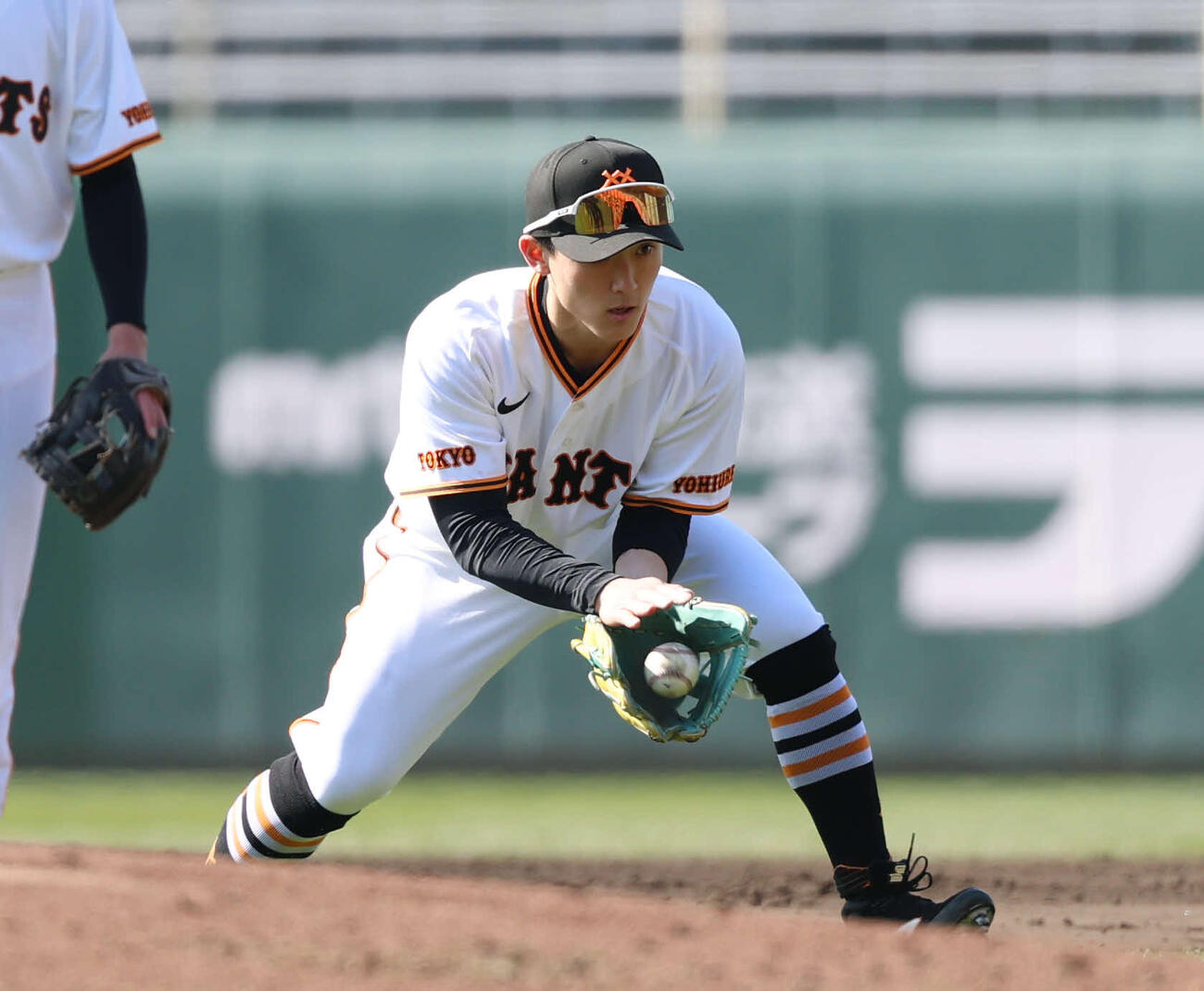 春季キャンプでノックを受ける巨人浦田（撮影・増田悦実）