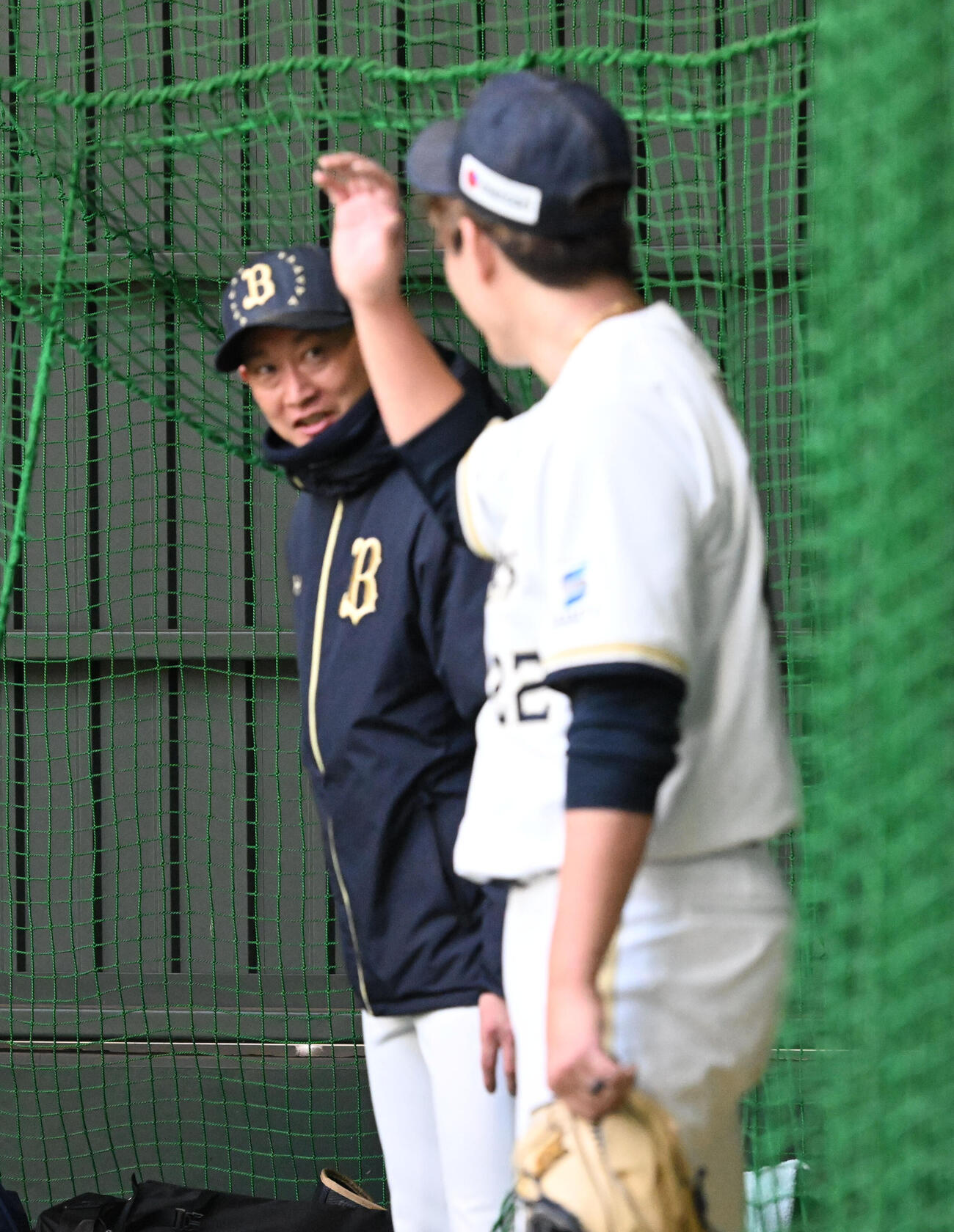 350球を投げ終え、岸田監督（奥）から声をかけられるオリックス九里（撮影・和賀正仁）