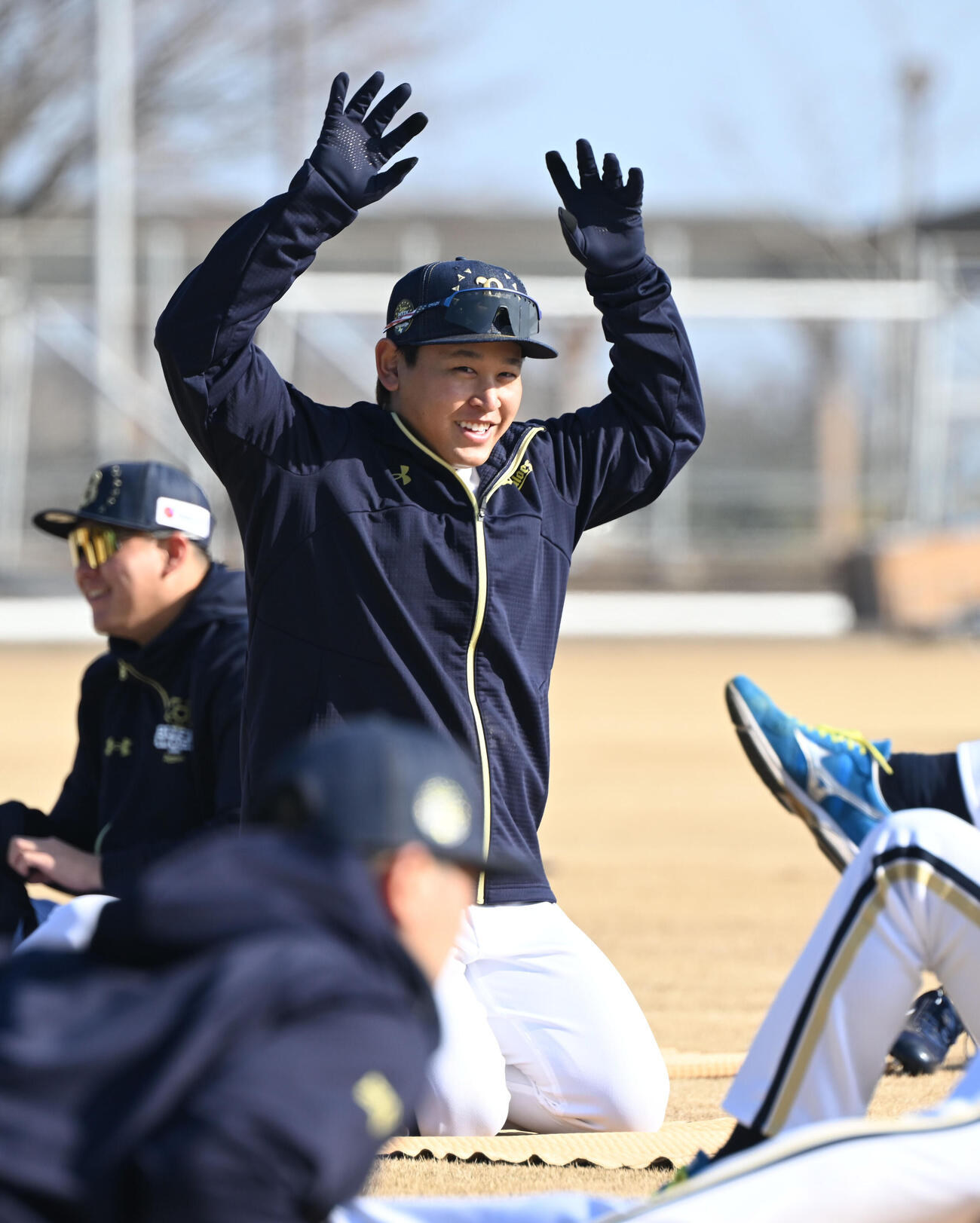 笑顔でウオームアップするオリックス宮城（撮影・和賀正仁）