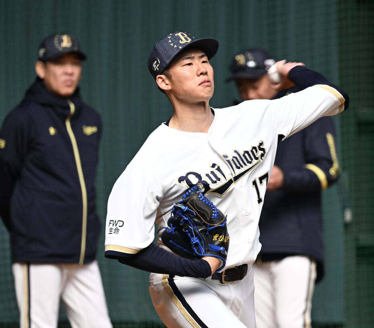 初日からブルペンに入り投球するオリックス曽谷（撮影・和賀正仁）