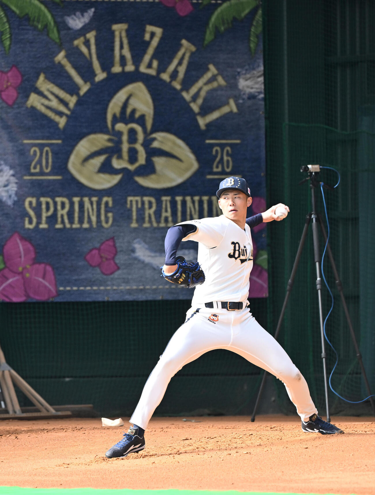 初日からブルペンに入り投球するオリックス曽谷（撮影・和賀正仁）