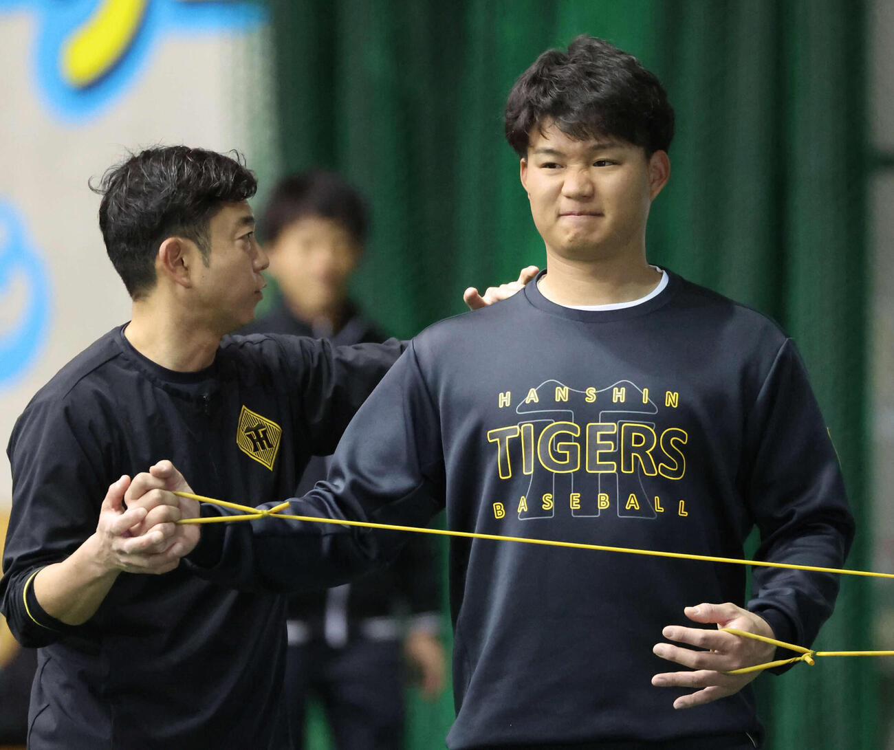 ゴムを使ったトレーニングを行う阪神森下（撮影・西尾就之）