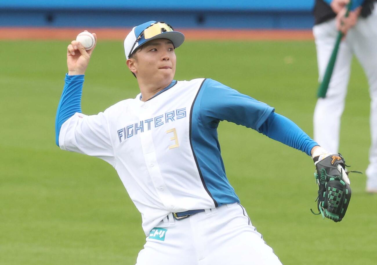 新背番号「3」のユニホームで練習する日本ハム郡司（撮影・黒川智章）