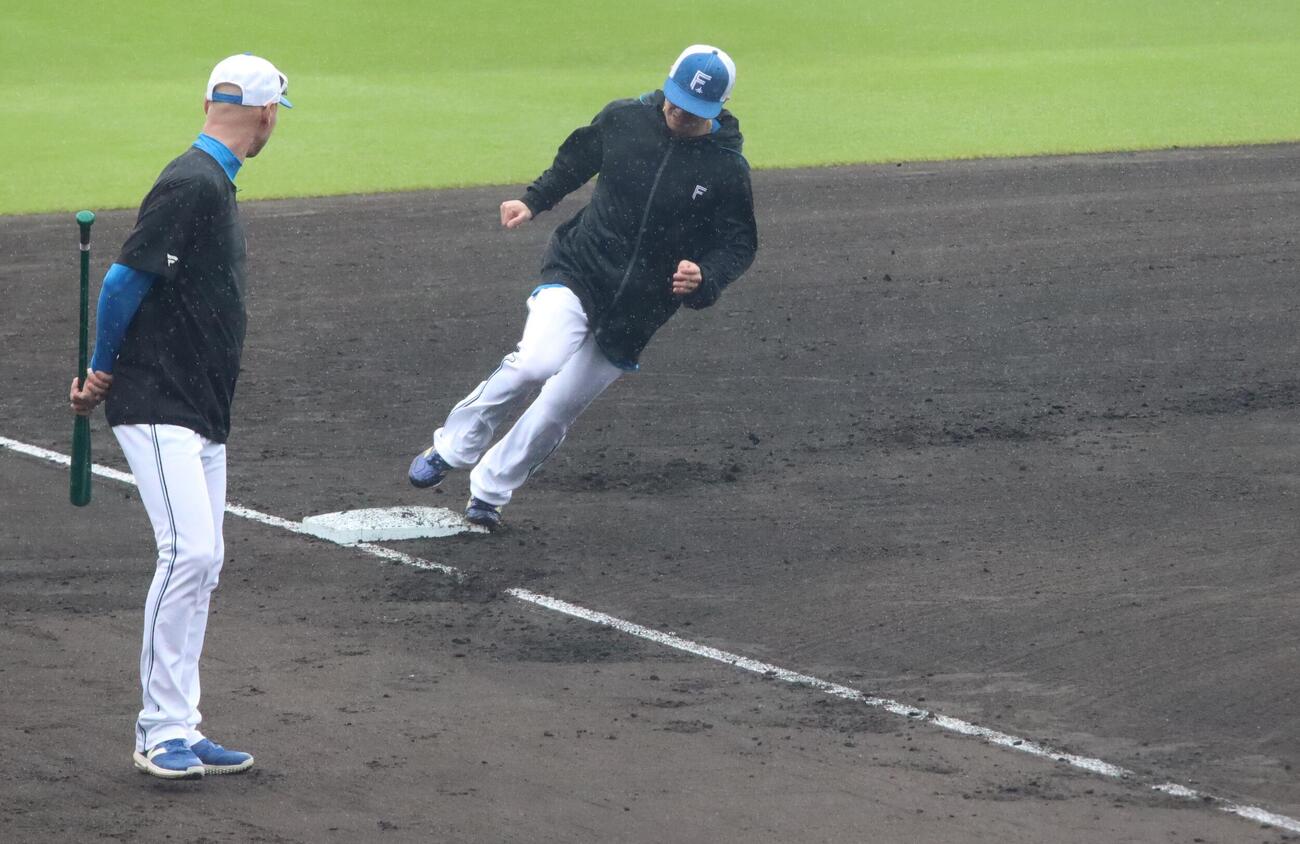 日本ハム西川の走塁をチェックする森本コーチ（左）（撮影・永野高輔）