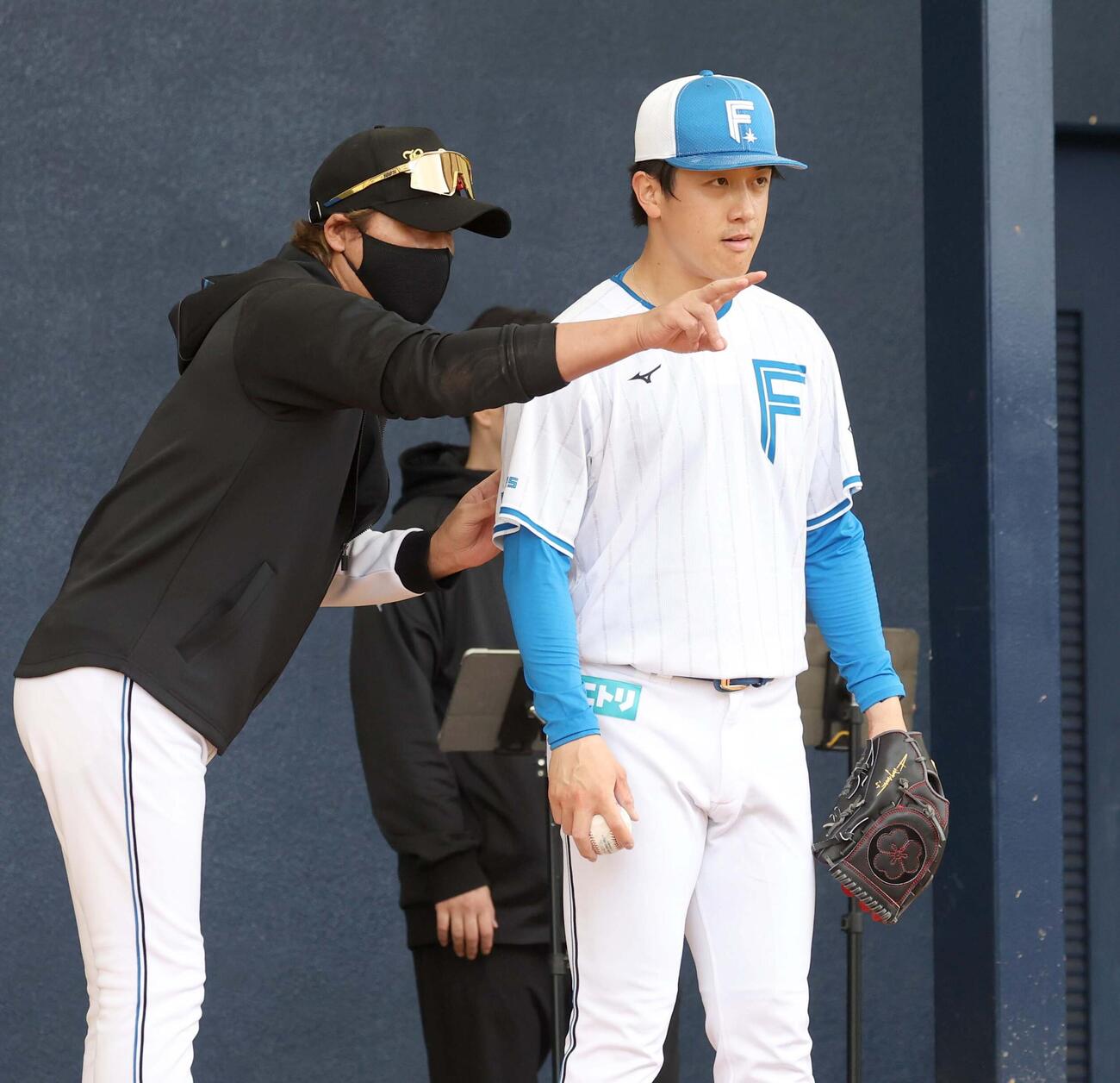 新庄監督から指導を受ける日本ハム北山（撮影・黒川智章）