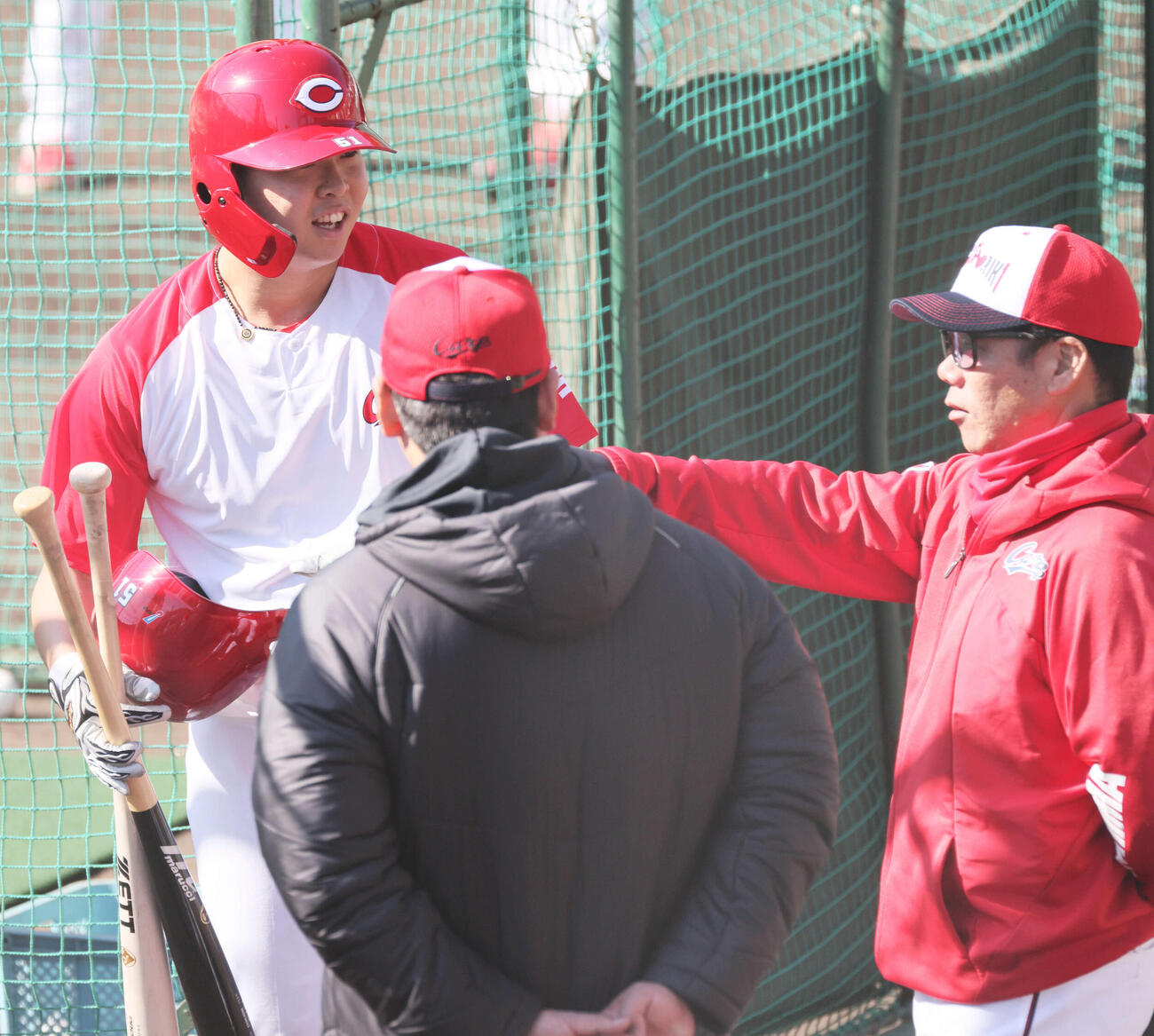 打撃練習の合間に藤井ヘッドコーチ（右）に声をかけられる広島ドラフト1位の平川（撮影・加藤孝規）