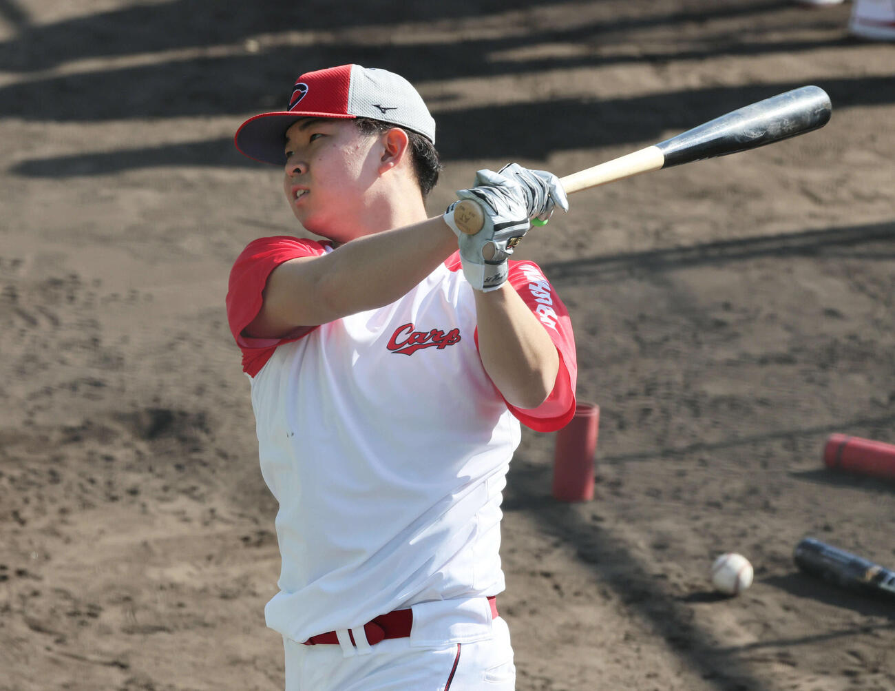 打撃練習する広島ドラフト1位の平川（撮影・加藤孝規）
