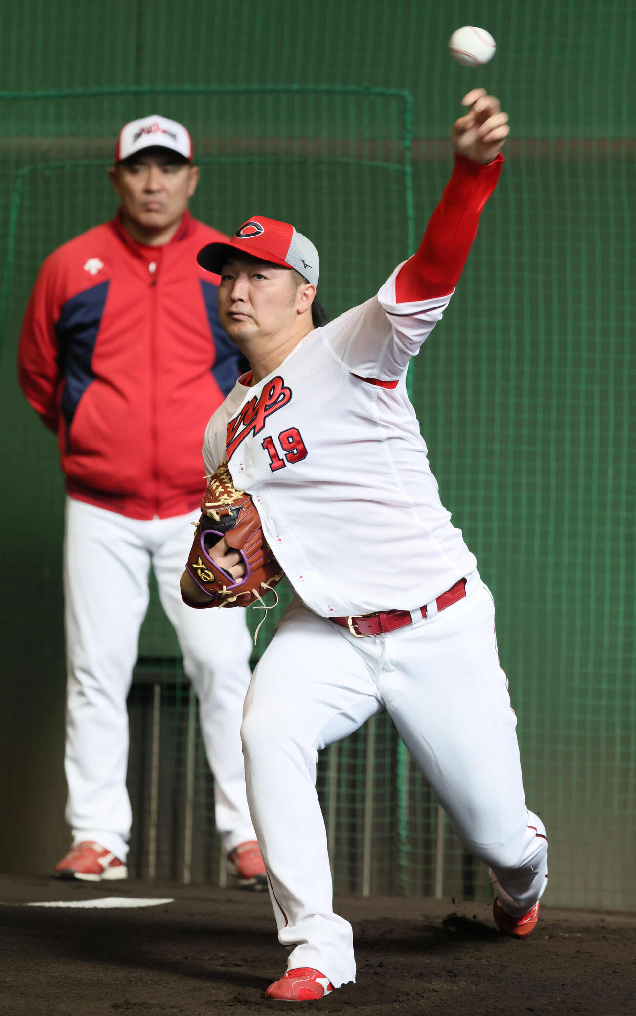 ブルペンで投げる広島床田（撮影・加藤孝規）