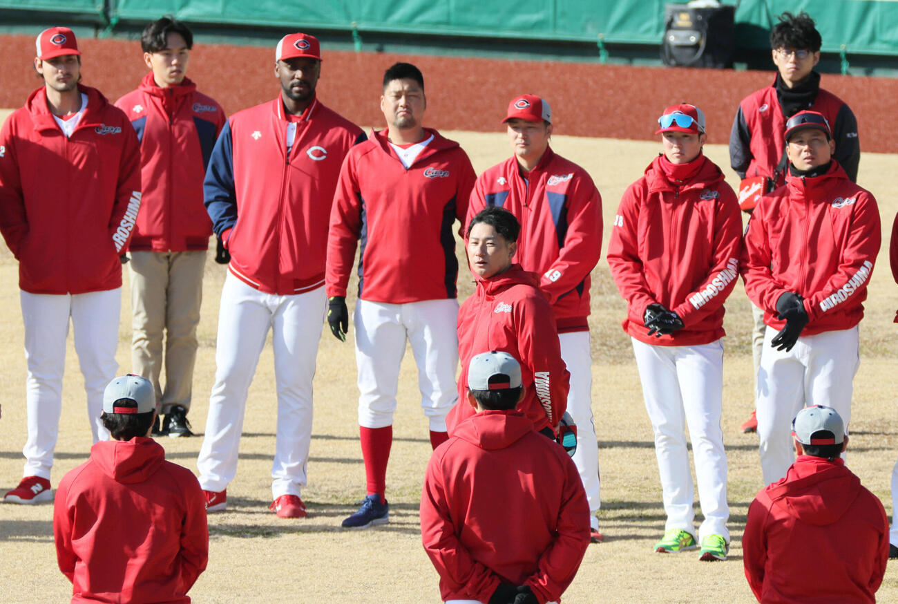 キャンプ開始にあたり、円陣の中心であいさつする広島島内選手会長（撮影・加藤孝規）