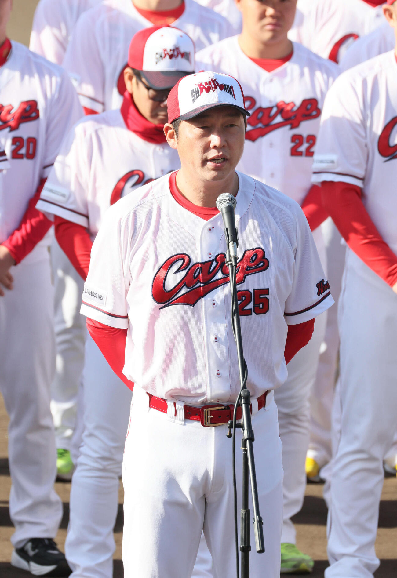 キャンプの歓迎式であいさつする広島新井監督（中央）（撮影・加藤孝規）