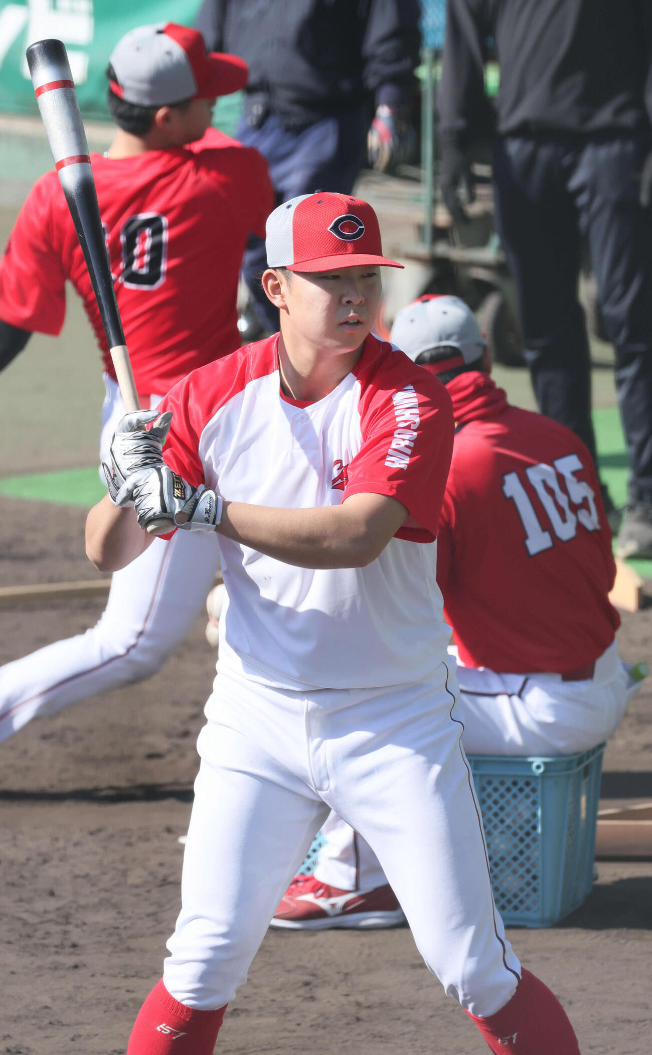 打撃練習する広島ドラフト1位の平川（撮影・加藤孝規）
