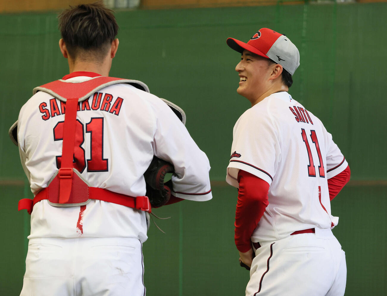 ブルペンで投げた広島ドラフト2位の斉藤汰（右）と受けた坂倉（撮影・加藤孝規）
