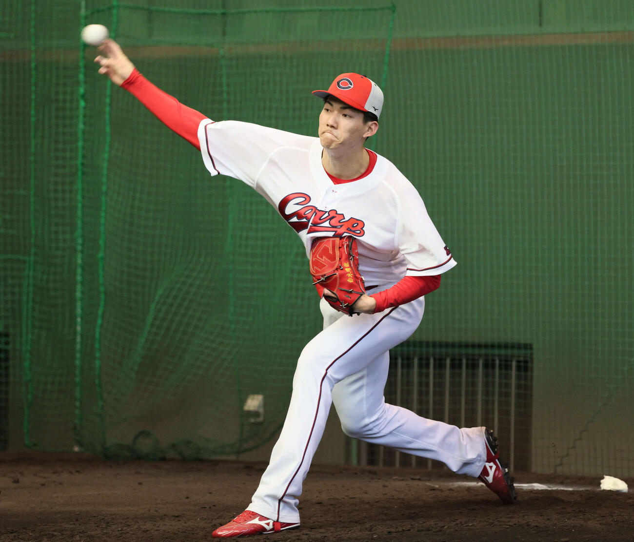 ブルペンで投げる広島ドラフト5位の赤木（撮影・加藤孝規）