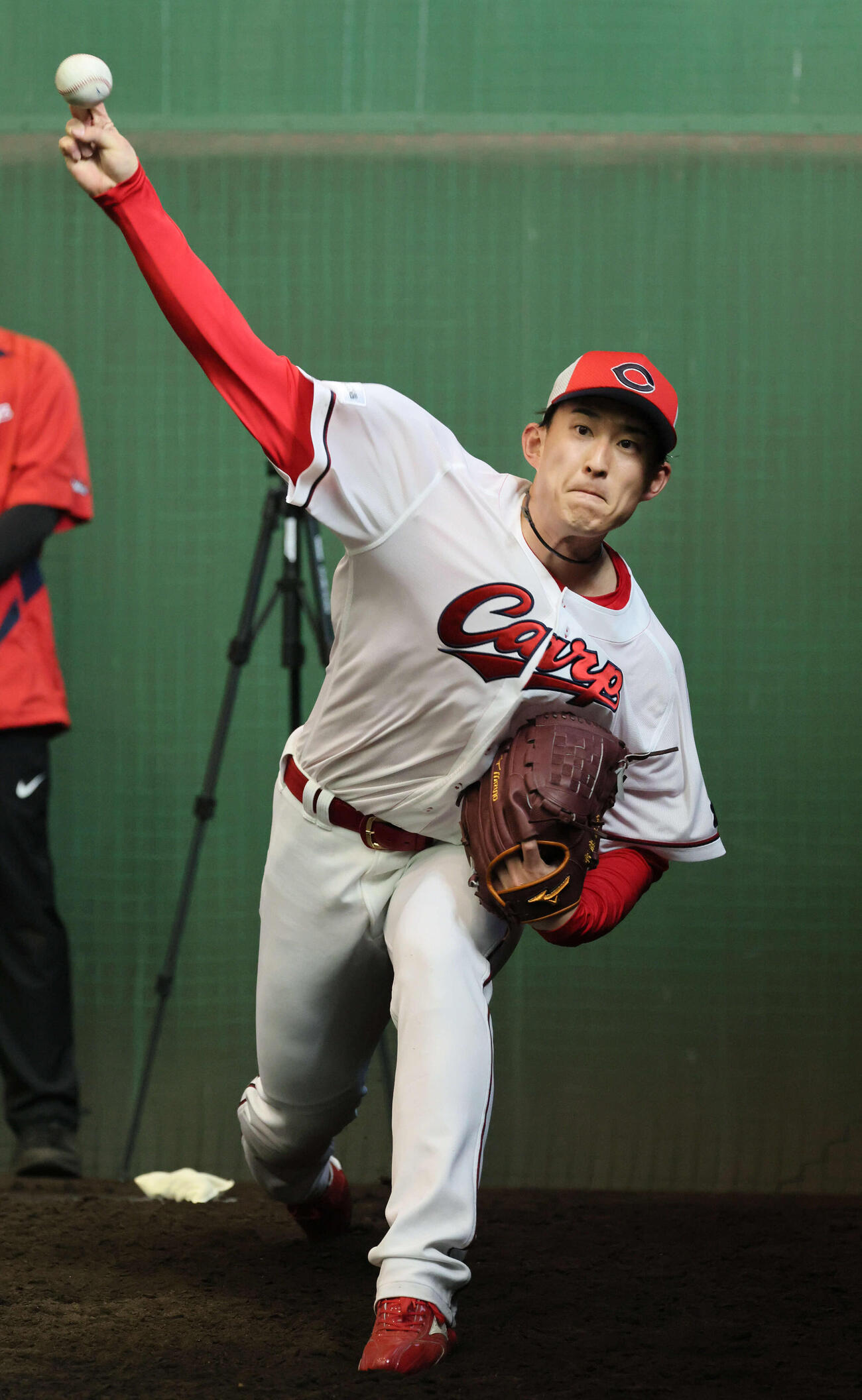 ブルペンで投げる広島ドラフト2位の斉藤汰（撮影・加藤孝規）