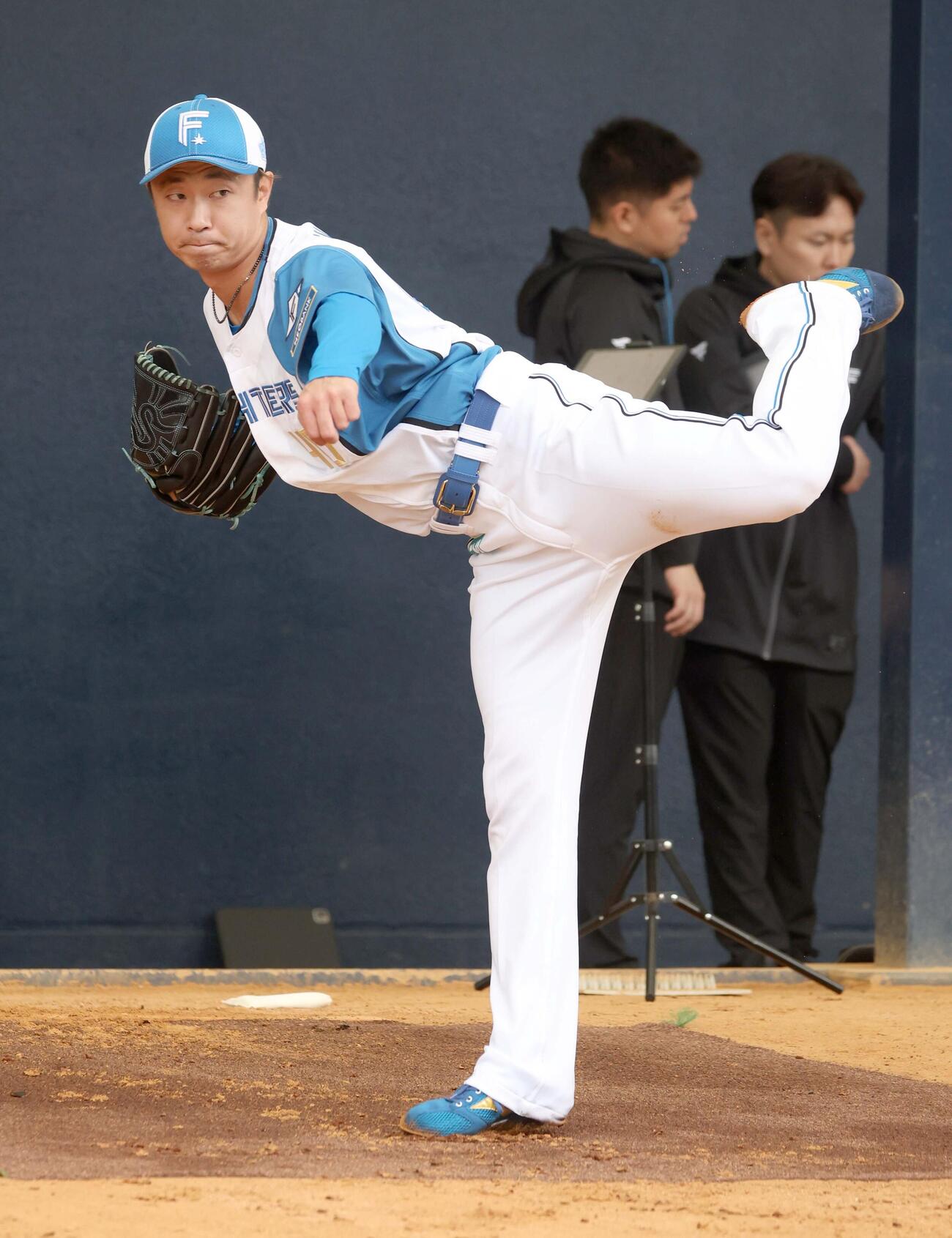 ブルペンで投球する日本ハム島本（撮影・黒川智章）
