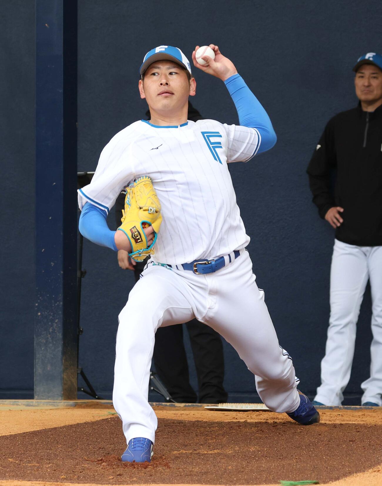 キャンプ一番乗りでブルペンで投球する日本ハム加藤貴（撮影・黒川智章）