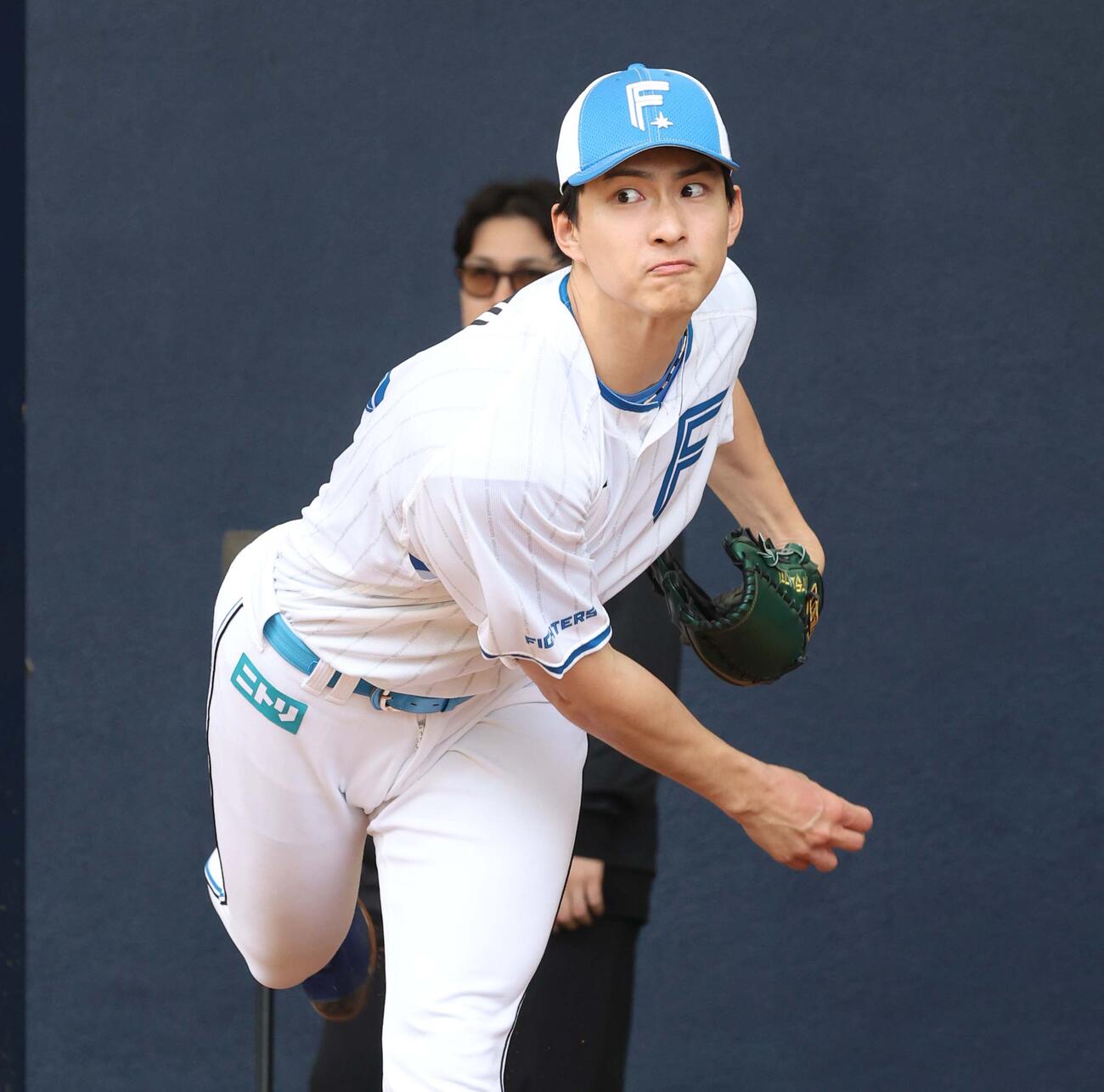 ブルペンで投球する日本ハム達（撮影・黒川智章）
