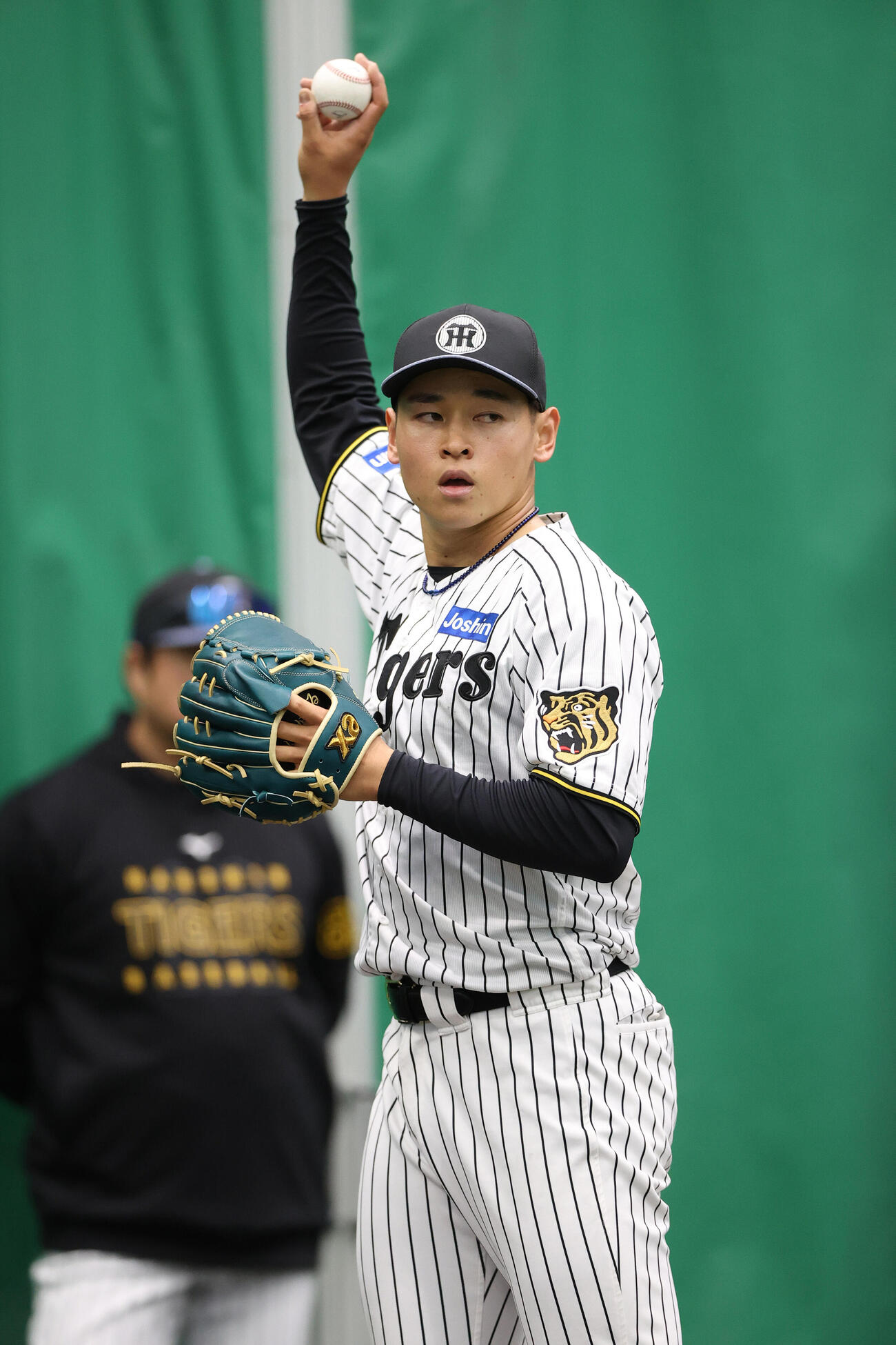 ブルペンで投球する阪神早川（撮影・上山淳一）