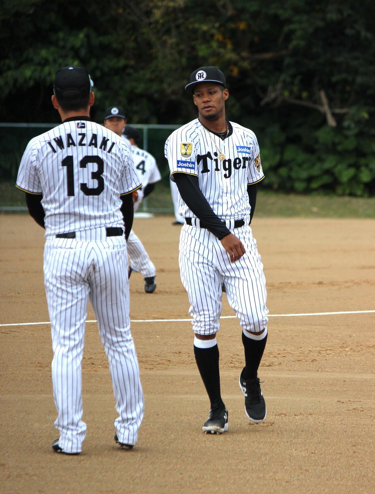 キャッチボールした阪神岩崎（手前）と新外国人モレッタ（撮影・柏原誠）＝2026年2月1日
