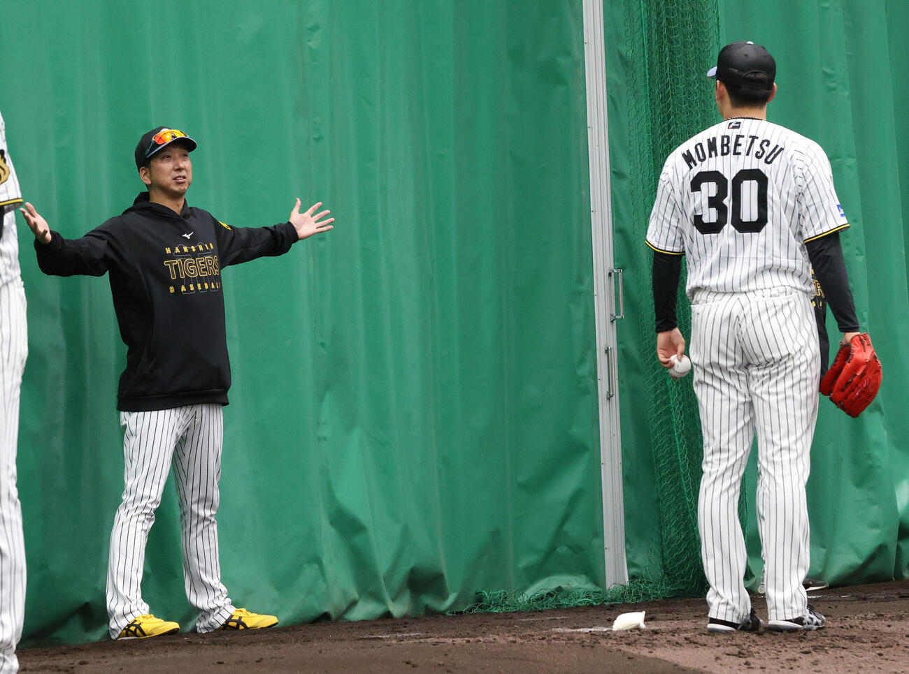 ブルペンで門別（右）を指導する阪神藤川監督（撮影・上山淳一）
