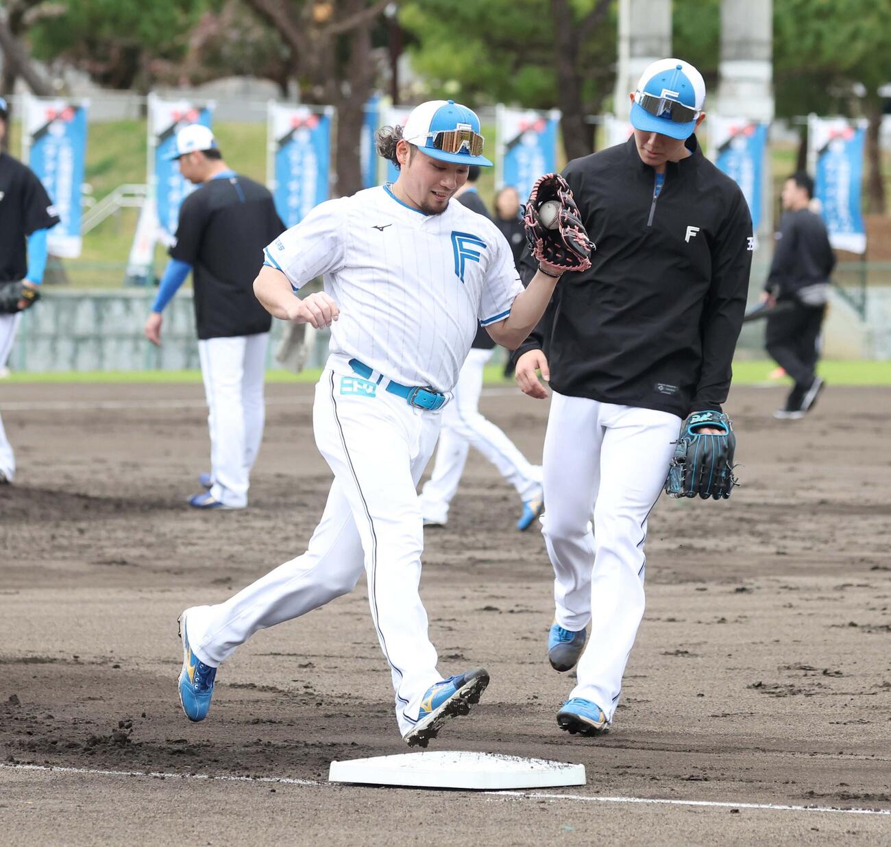 大きくなったベースで守備練習する日本ハム伊藤（撮影・黒川智章）