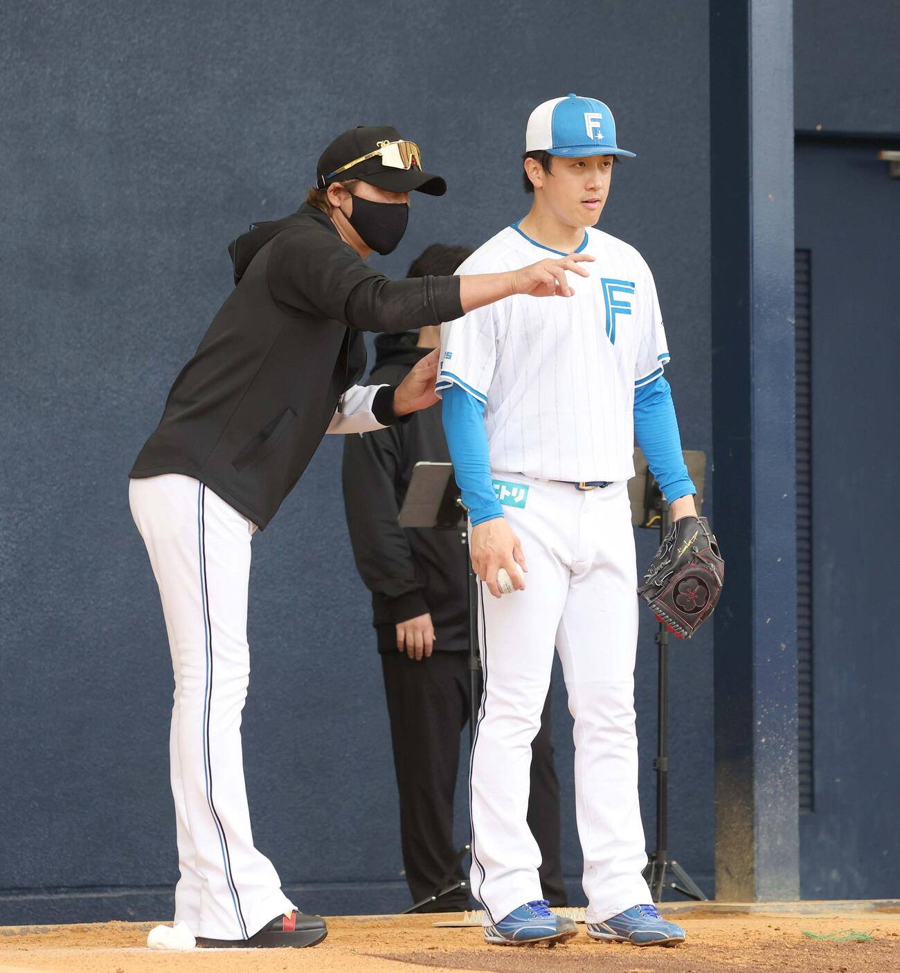 新庄監督（左）から指導を受ける日本ハム北山（撮影・黒川智章）