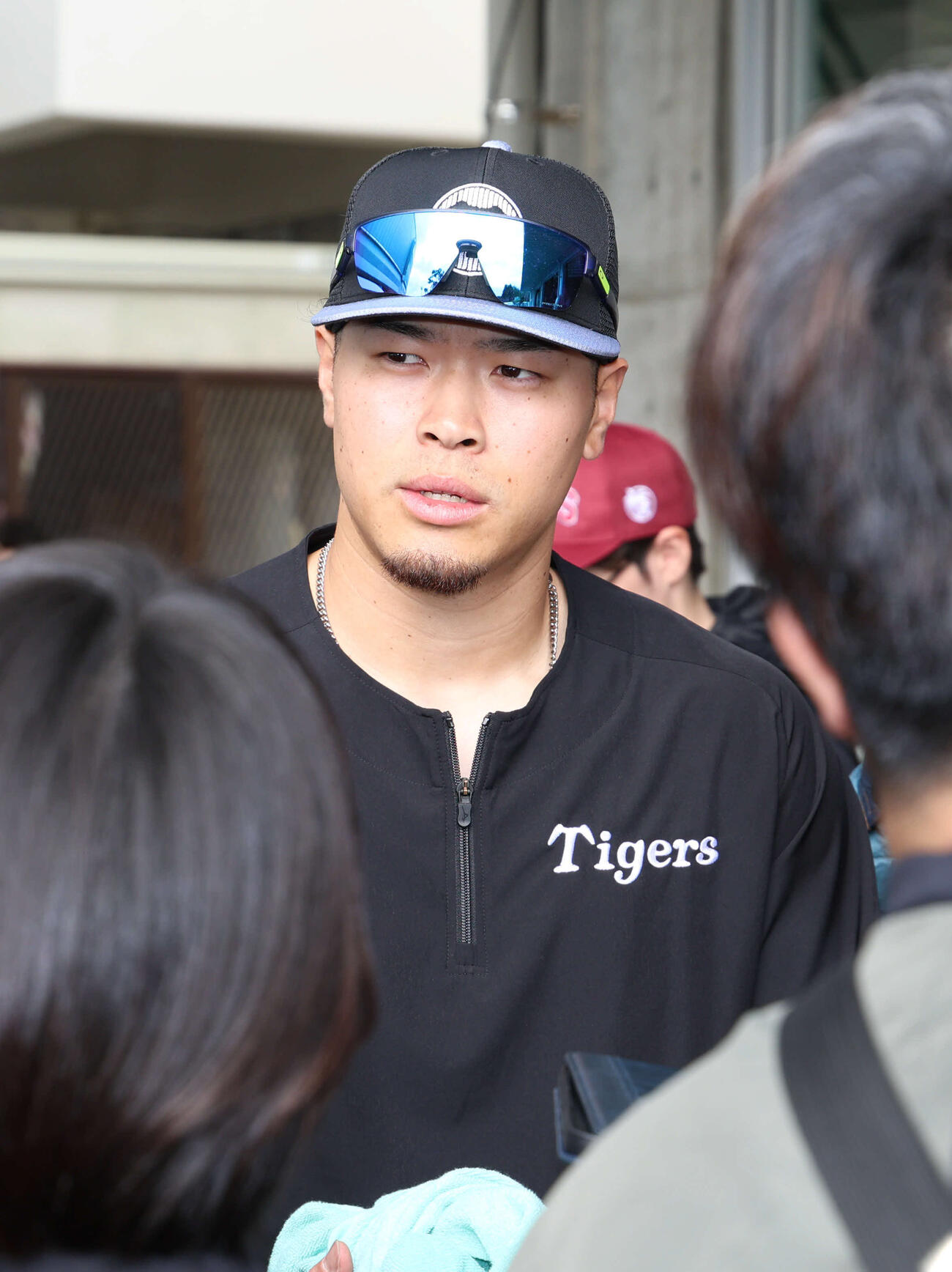 練習を終え引き揚げる前に報道陣の取材に応じる阪神佐藤輝（撮影・西尾就之）