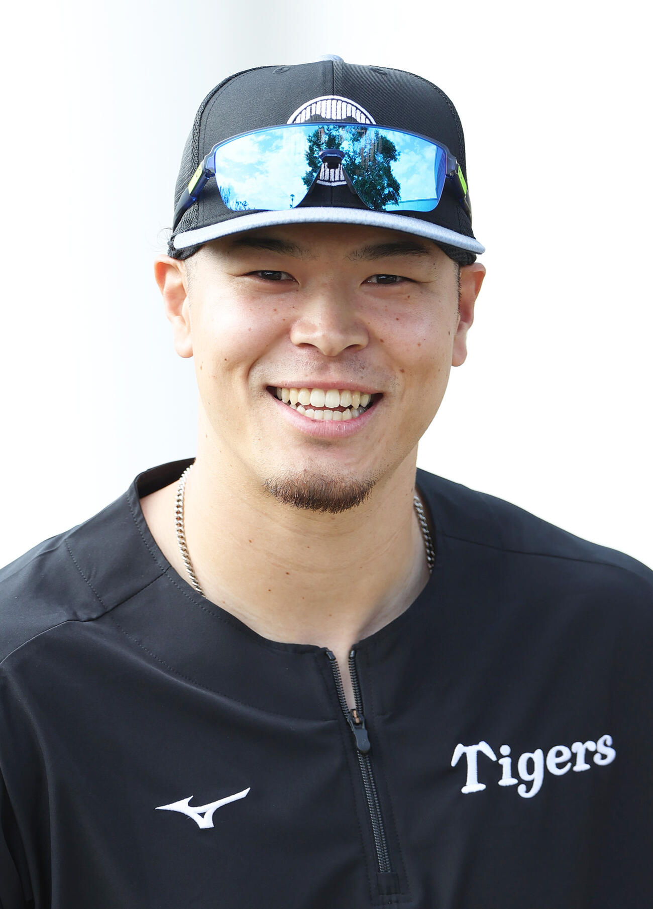 キャンプイン初日、笑顔を見せる阪神佐藤輝（撮影・上山淳一）