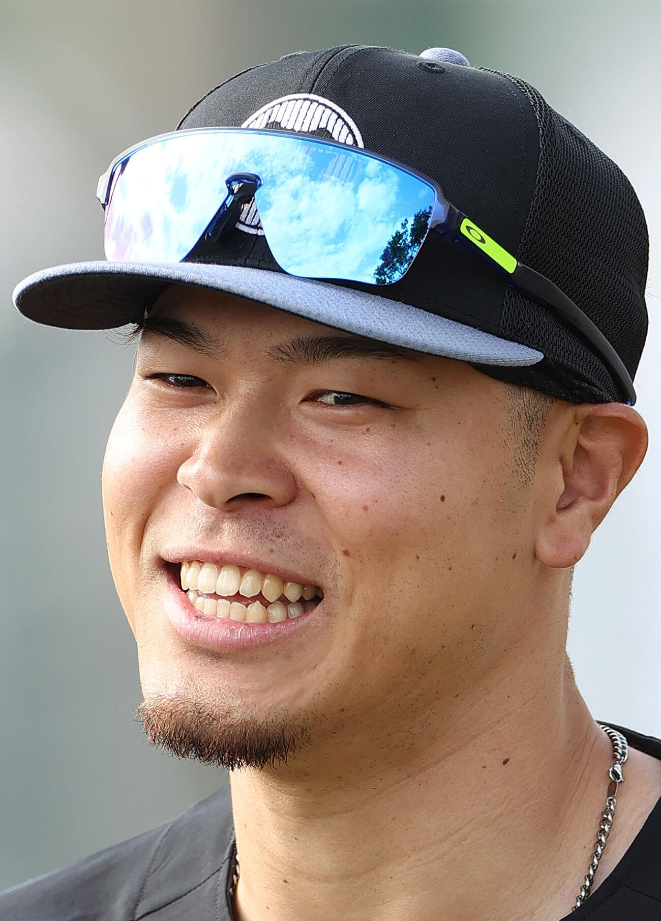 キャンプイン初日、笑顔を見せる阪神佐藤（撮影・上山淳一）