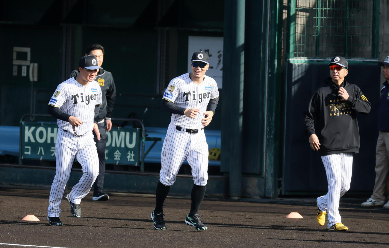 阪神佐藤は森下（左）と笑顔でグラウンドへ出る。右は藤川監督（撮影・加藤哉）