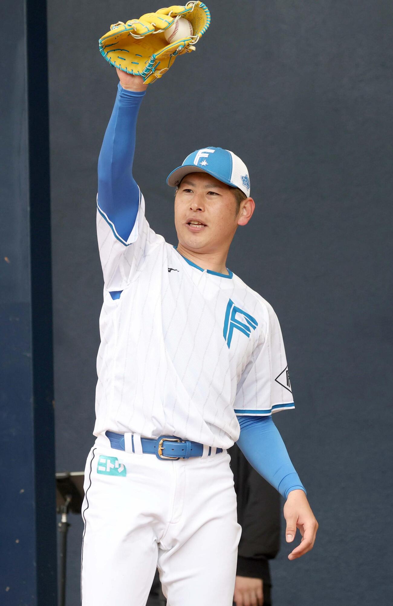 キャンプ一番乗りでブルペンに入る日本ハム加藤貴（撮影・黒川智章）
