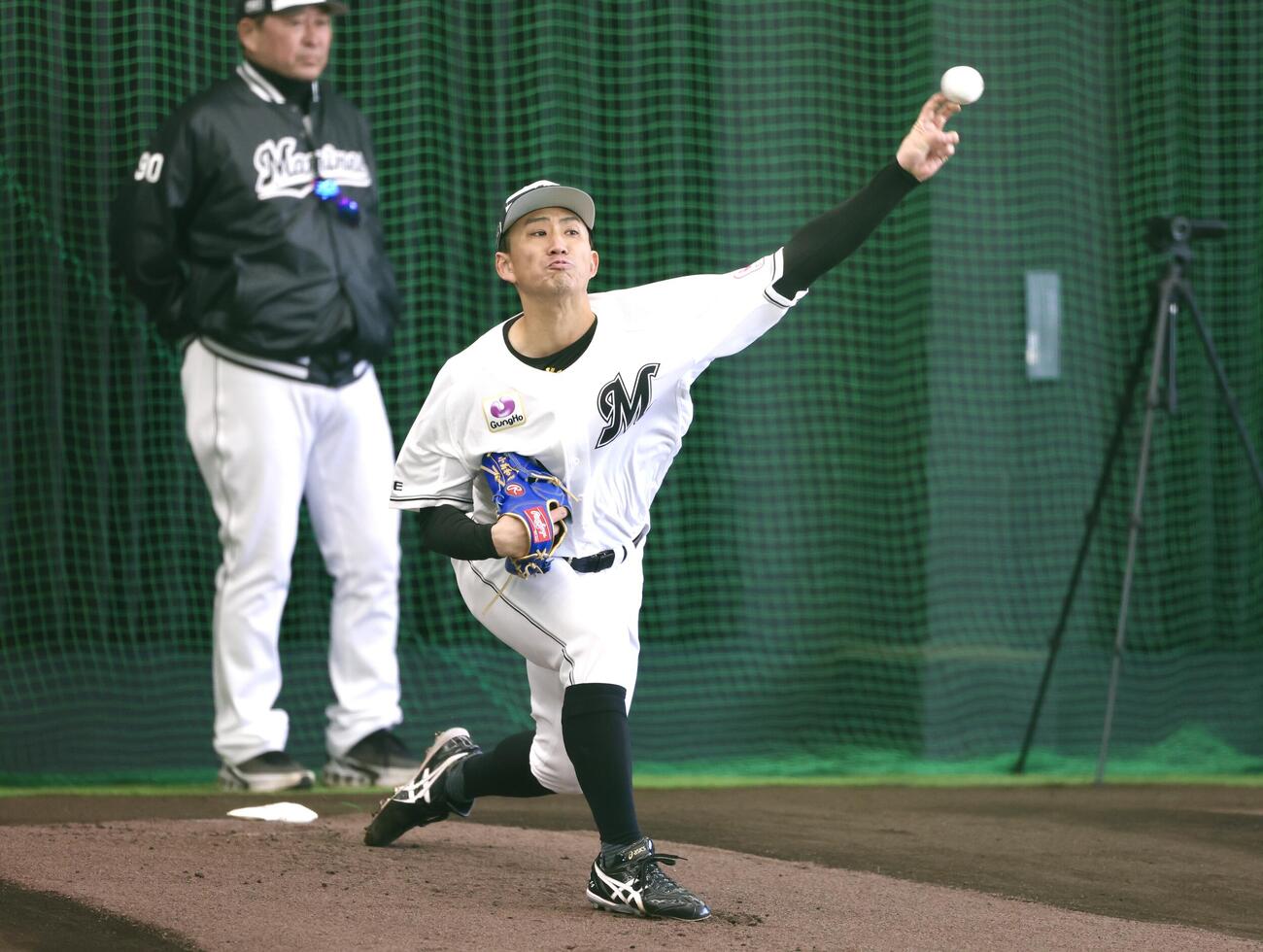ブルペンで投球するロッテ小島（撮影・宮地輝）
