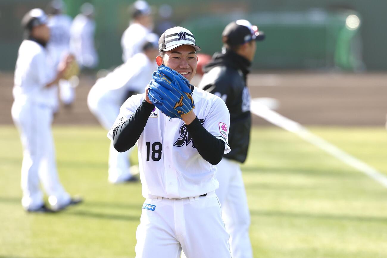 笑顔でキャッチボールするロッテ石垣元（撮影・宮地輝）