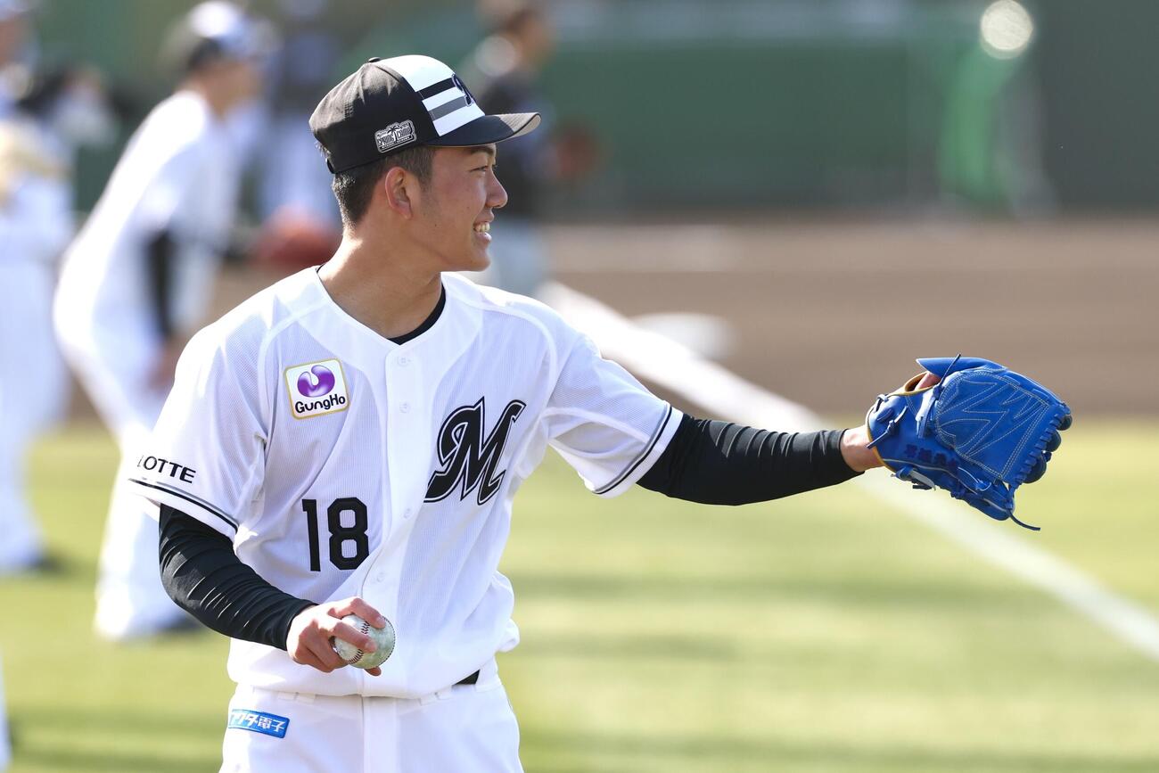 笑顔でキャッチボールするロッテ石垣元（撮影・宮地輝）