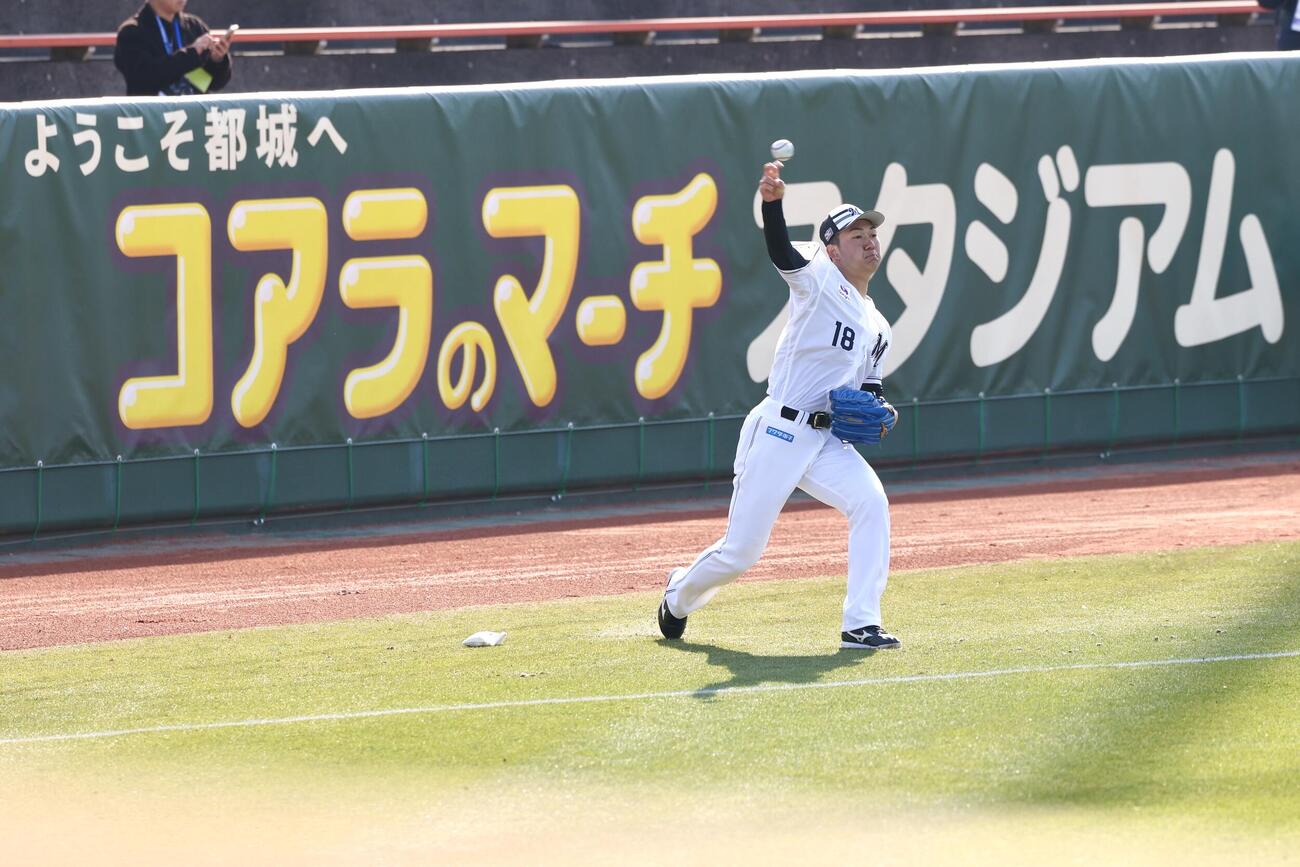 キャッチボールするロッテ石垣元（撮影・宮地輝）