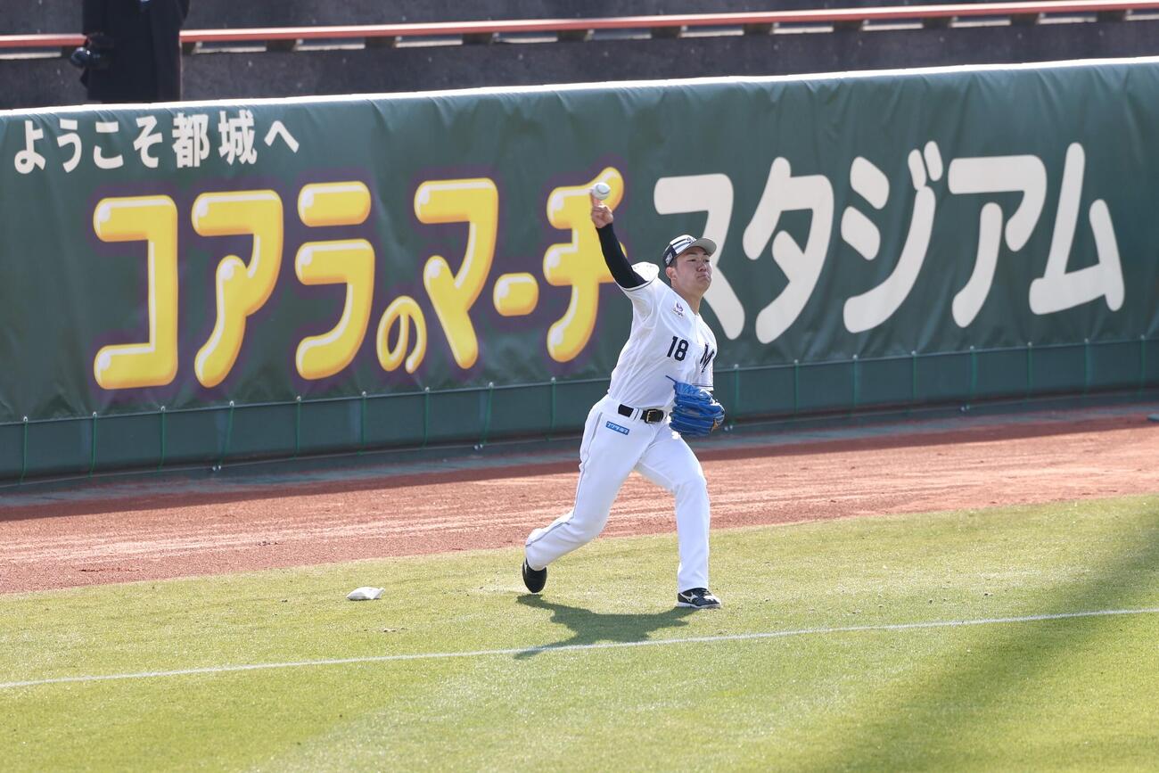 キャッチボールするロッテ石垣元（撮影・宮地輝）