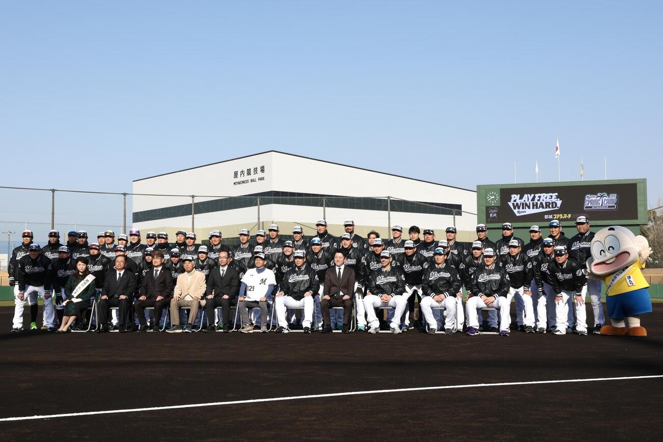歓迎セレモニーで記念撮影するロッテの選手たち（撮影・宮地輝）