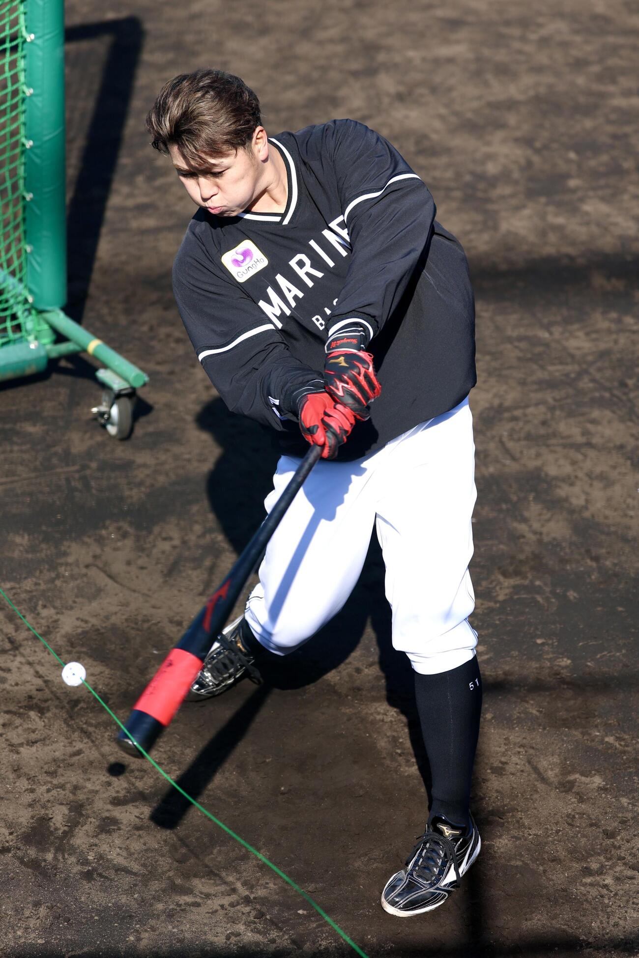 打撃練習で上手くいかず悔しがるロッテ山口（撮影・宮地輝）