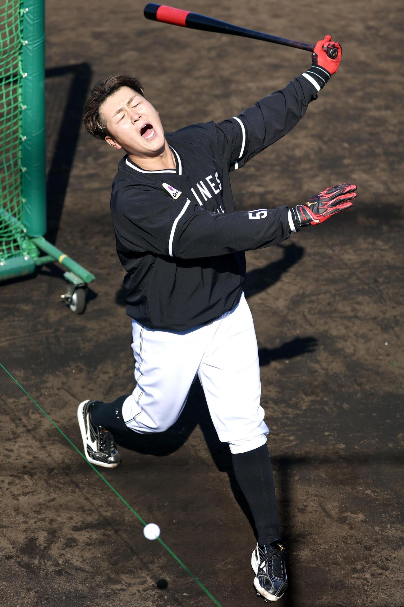打撃練習で上手くいかず悔しがるロッテ山口（撮影・宮地輝）