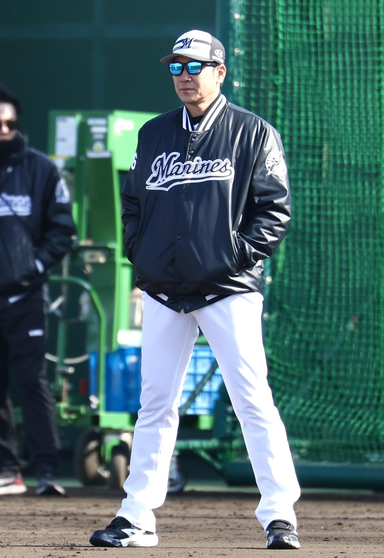 練習を見つめるロッテのサブロー監督（撮影・宮地輝）