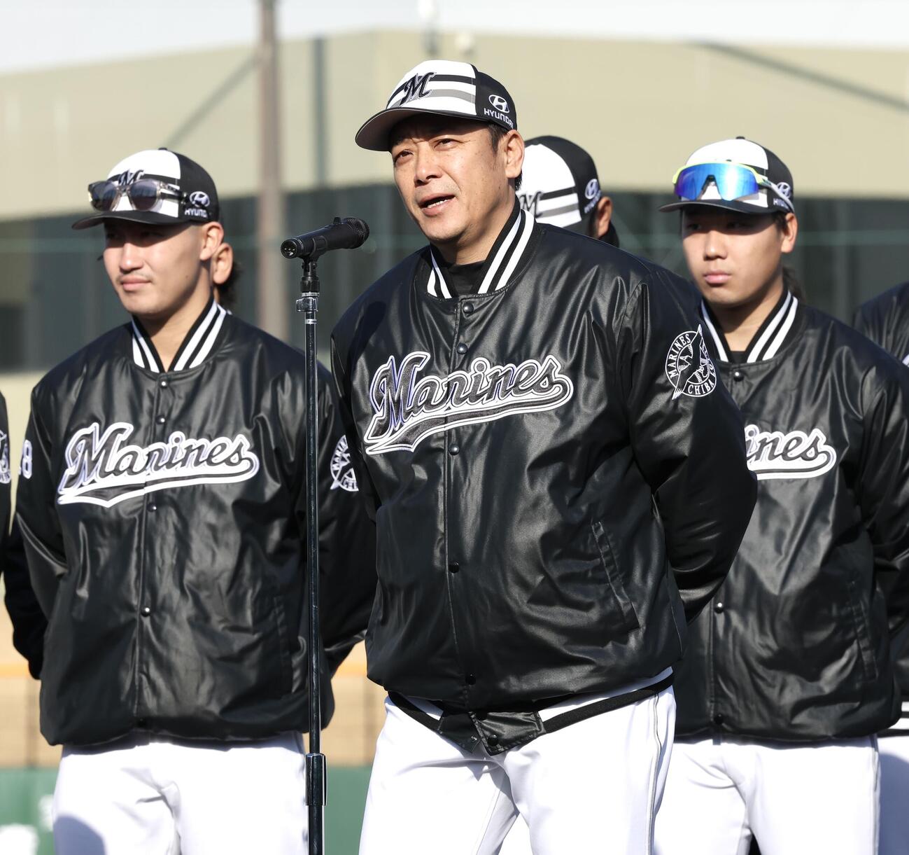 歓迎セレモニーであいさつするロッテのサブロー監督（撮影・宮地輝）