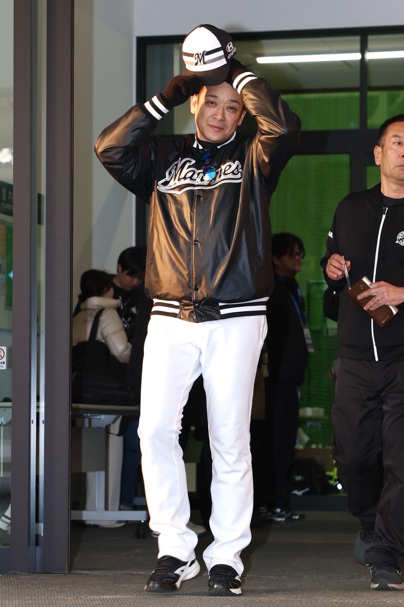 都城春季キャンプ初日を終え、引き揚げるロッテのサブロー監督（撮影・宮地輝）